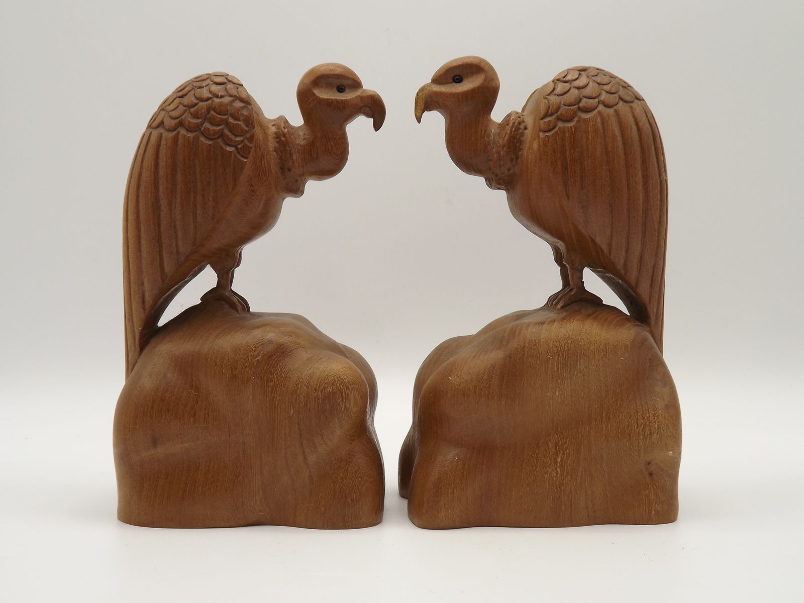Paire de serre-livres vintage en bois sculpté à la main, motif vautour sur rocher photo for sale