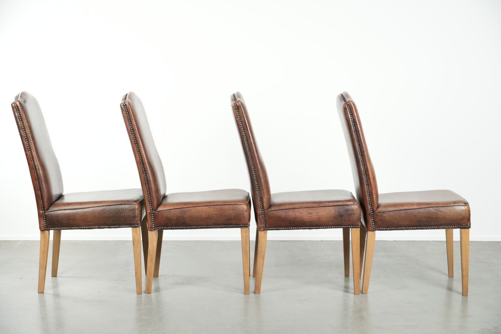 Karaktervolle Vintage Set Van 4 Eetkamerstoelen Van Schapenleer Met Hoge Rug photo for sale