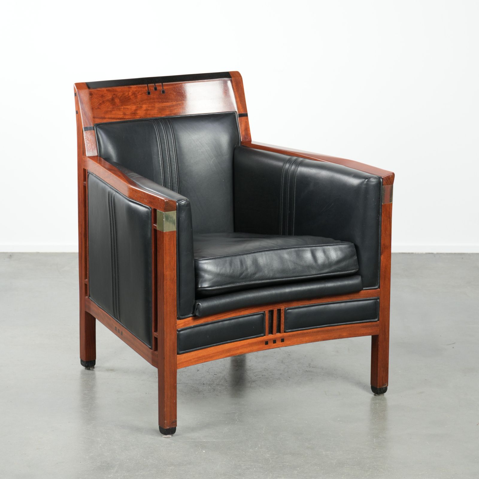 Zwarte Leren En Houten Design Art Deco Fauteuil Van Schuitema Uit De Decoforma Serie