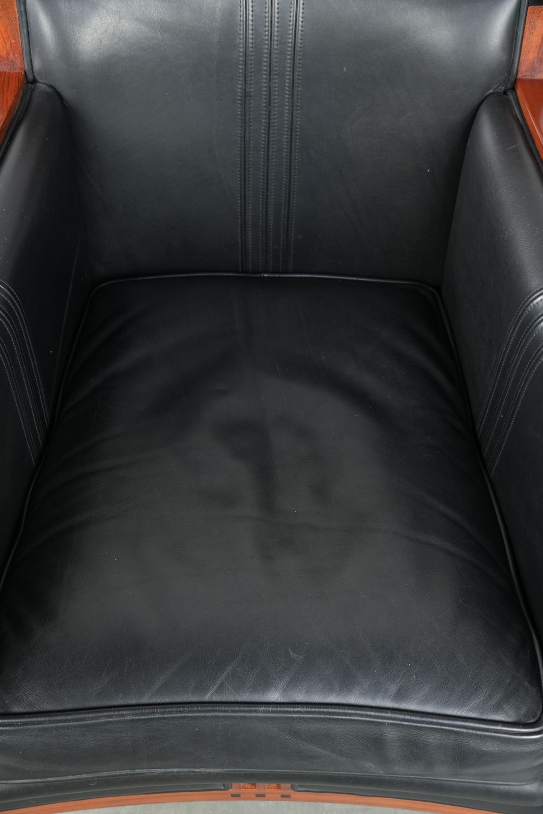 Zwarte Leren En Houten Design Art Deco Fauteuil Van Schuitema Uit De Decoforma Serie photo vinterior