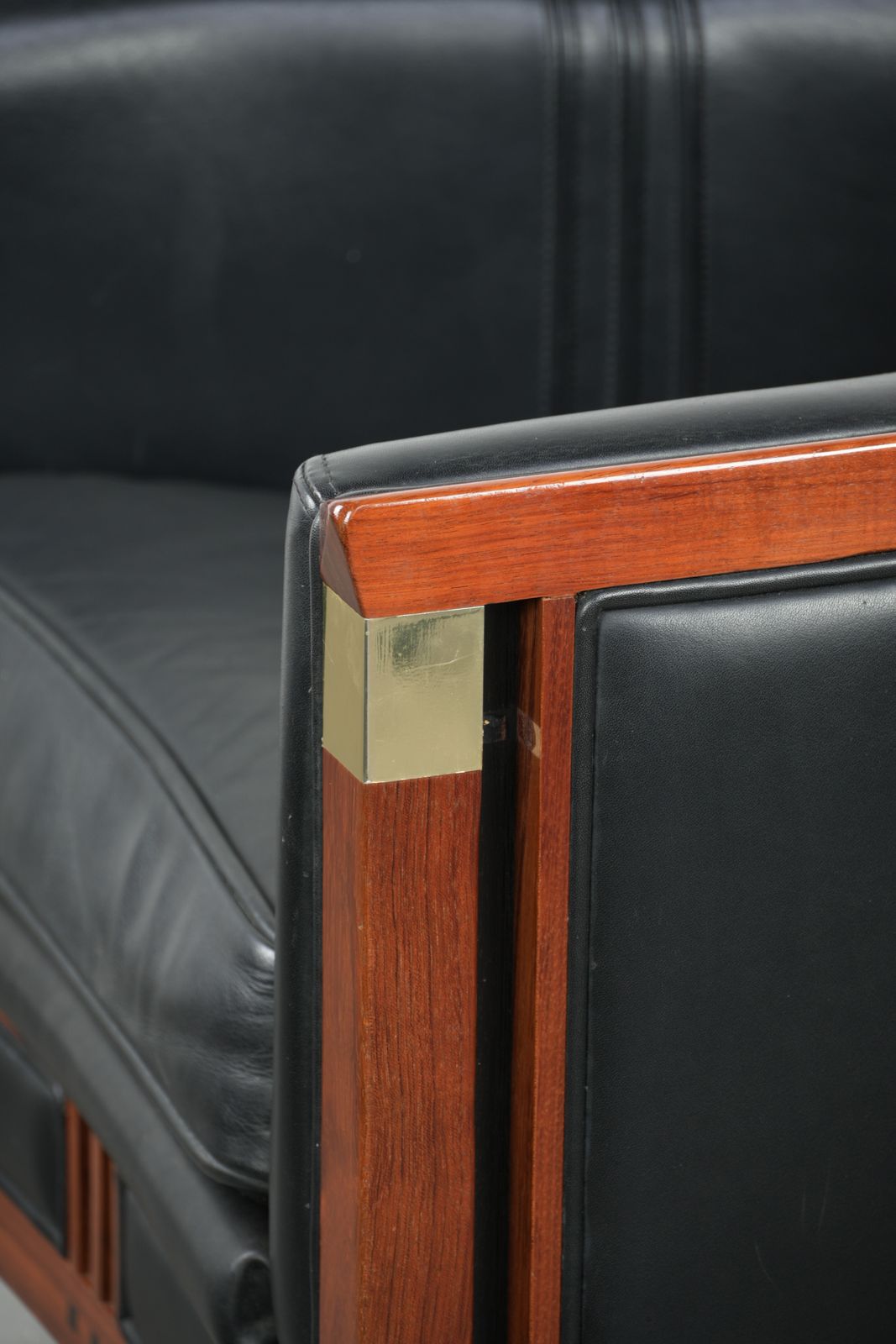 Meubels Zwarte Leren En Houten Design Art Deco Fauteuil Van Schuitema Uit De Decoforma Serie photo