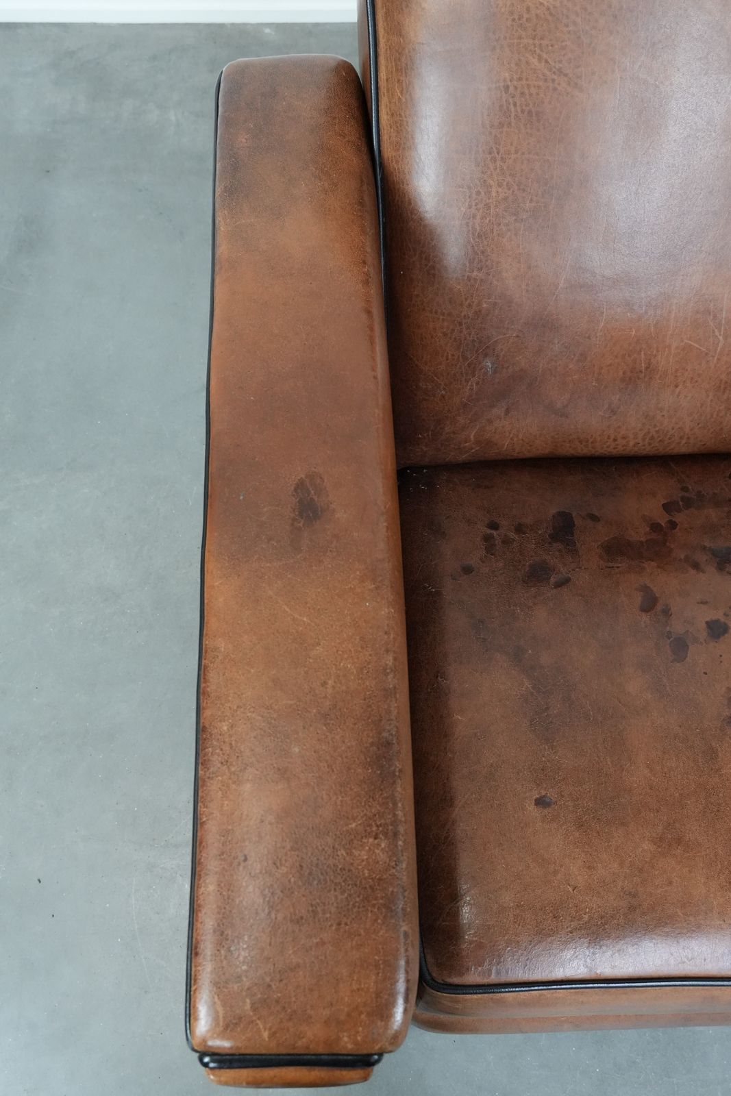 photo furniture Comfortabele en verstelbare fauteuil in schapenleer met strak design, mooie kleuren en een mooie patina