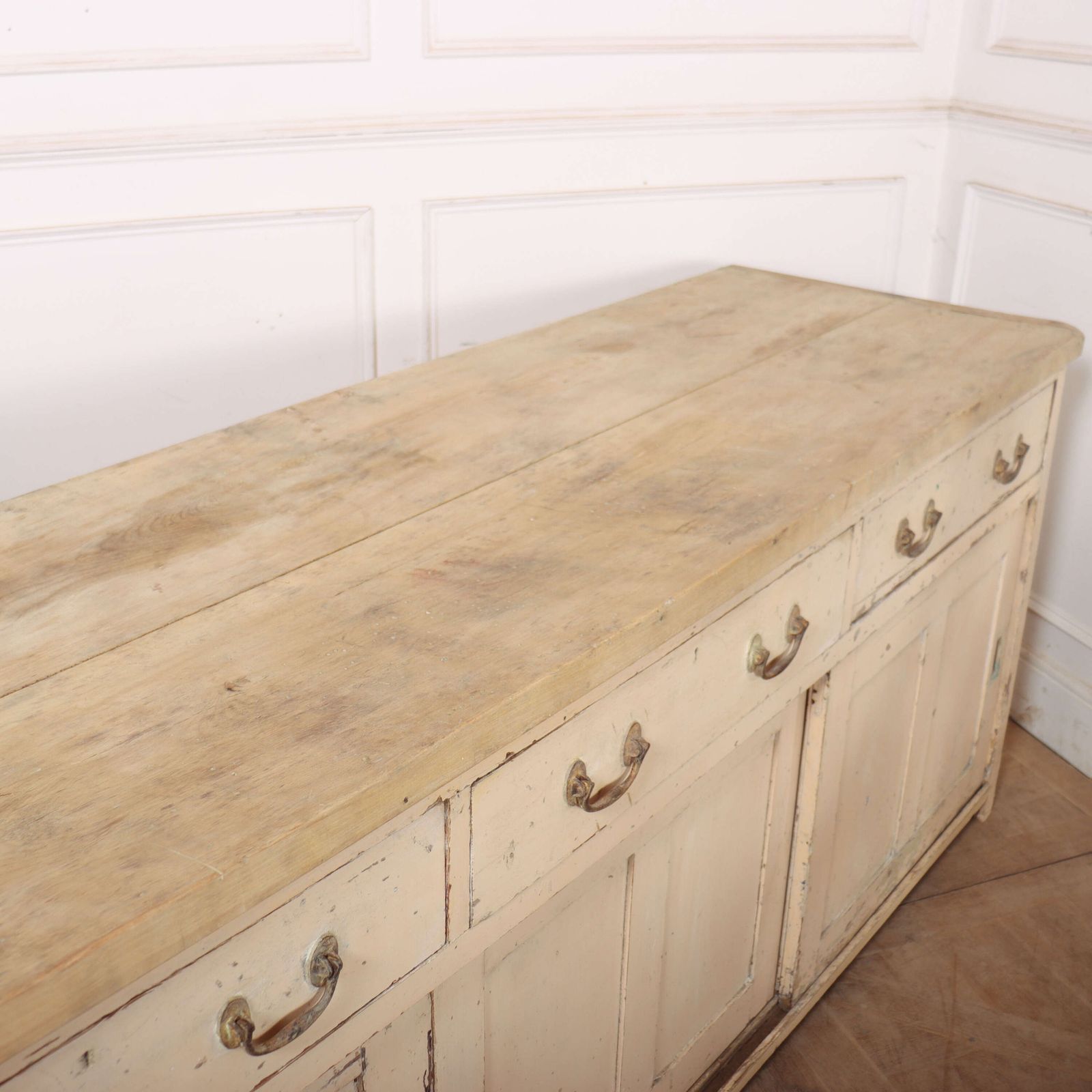 photo vinterior Monumental Country House Dresser Base