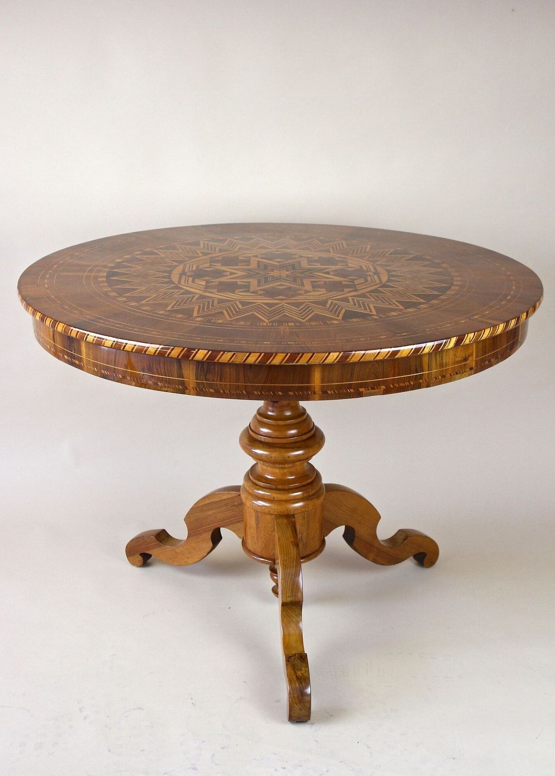 photo vinterior 19th Century Biedermeier Round Coffee Table With Marquetry Works, At Ca. 1860