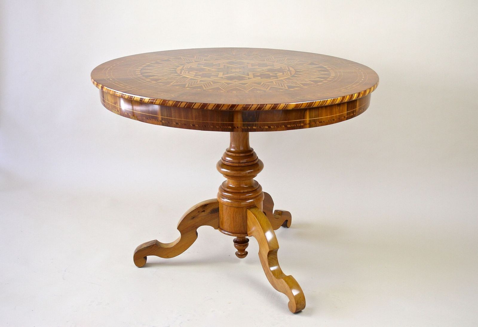 photo vintage 19th Century Biedermeier Round Coffee Table With Marquetry Works, At Ca. 1860