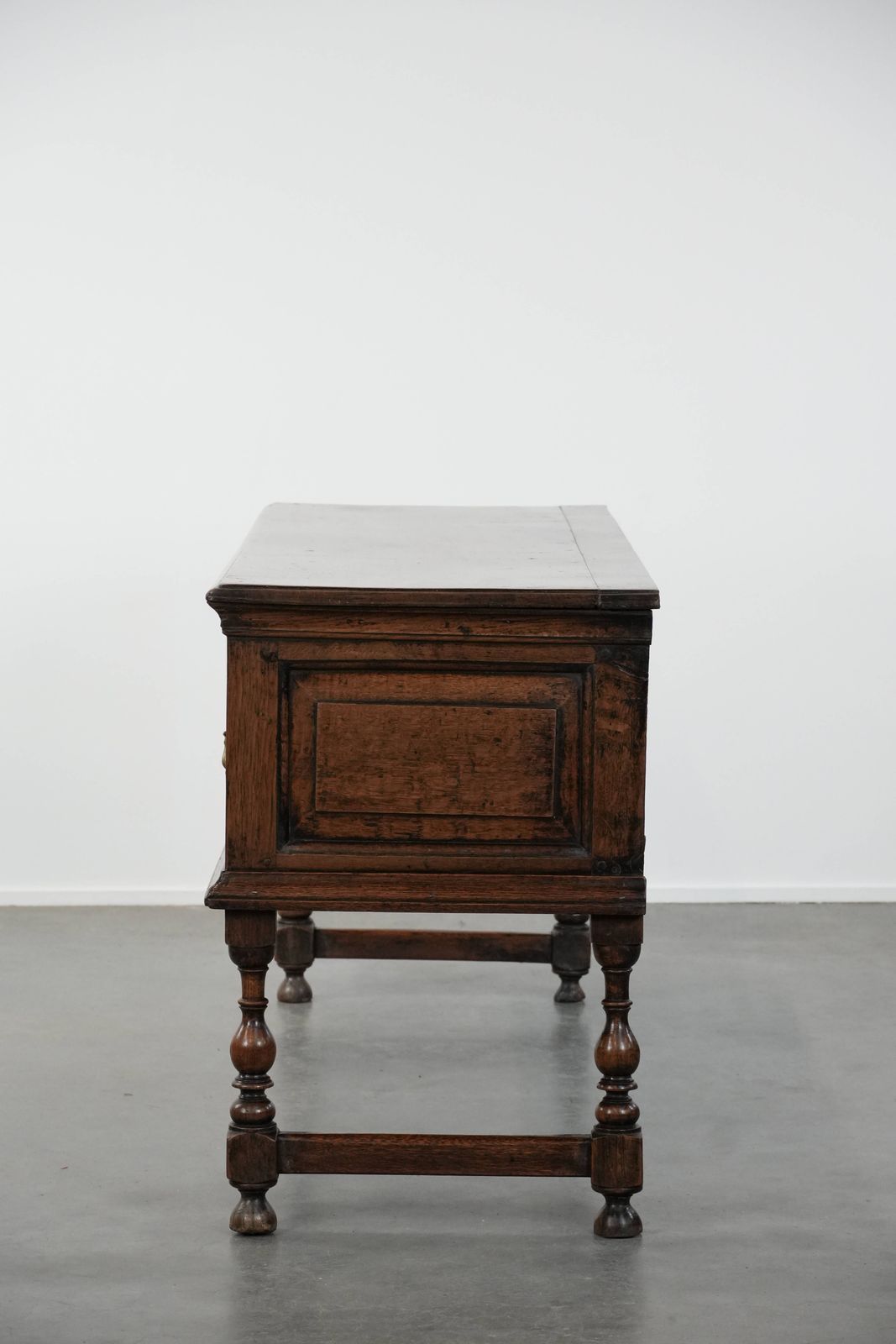Indrukwekkend Antiek Engels Dressoir, Begin 18e Eeuw, Eiken Met Decoratieve Elementen photo vinterior