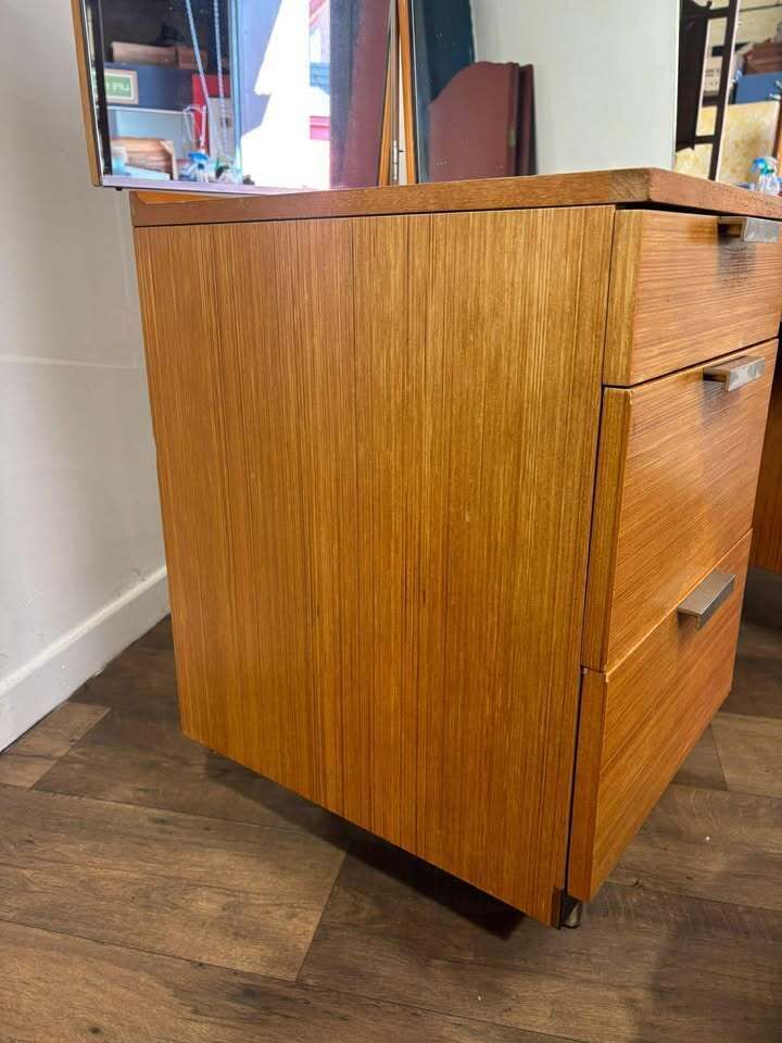 photo vinterior Mid Century Teak Stag Curved Triple Dressing Table