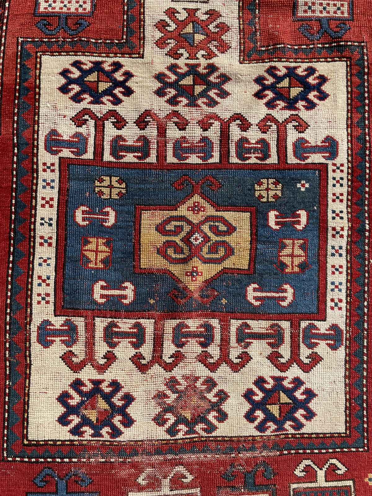photo vintage Antique Caucasian Karachov Prayer Rug