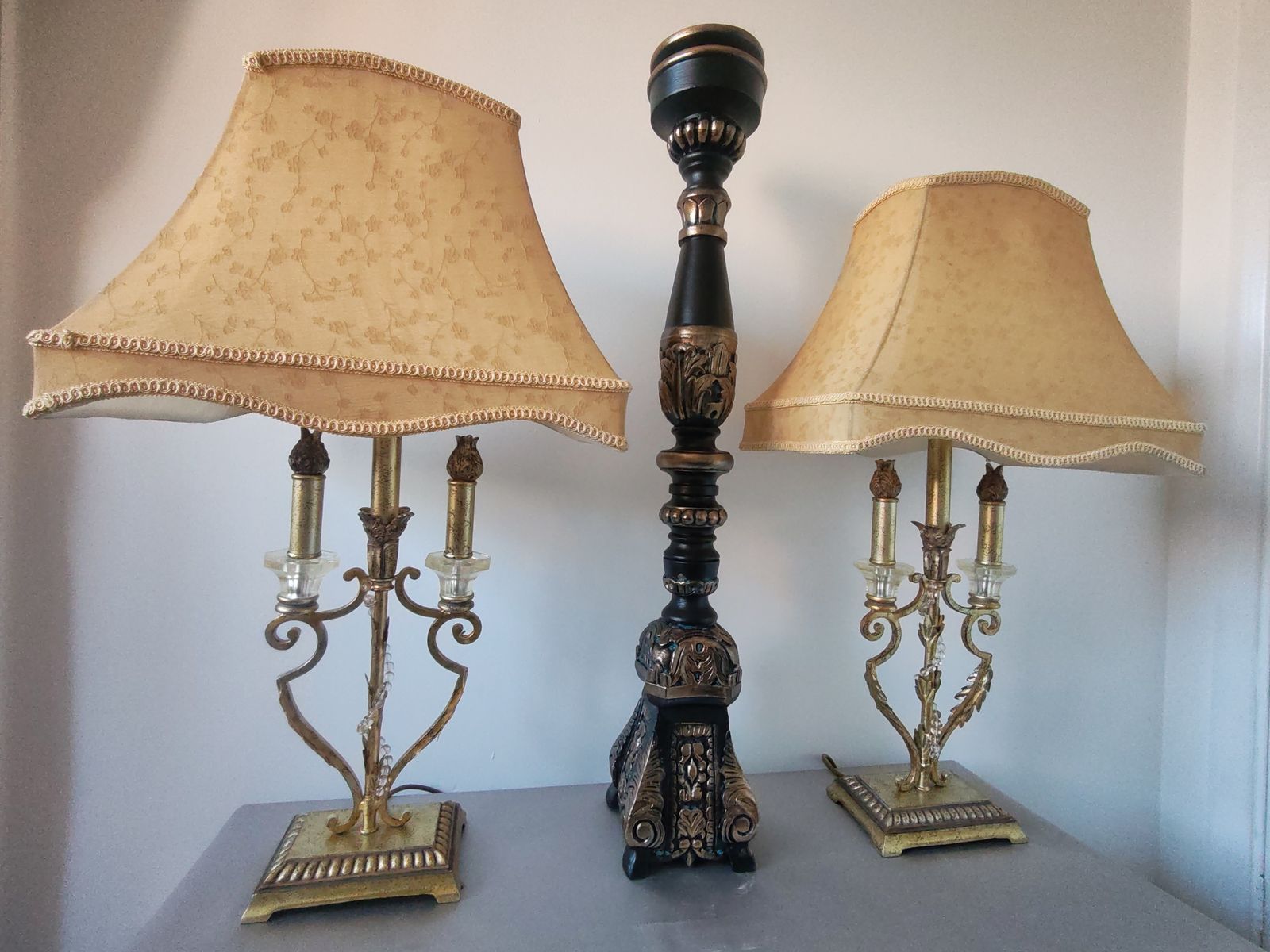 Pair Of Large 1990s Hollywood Regency Gilt Metal Table Lamps With Floral Silk Shades photo Lighting