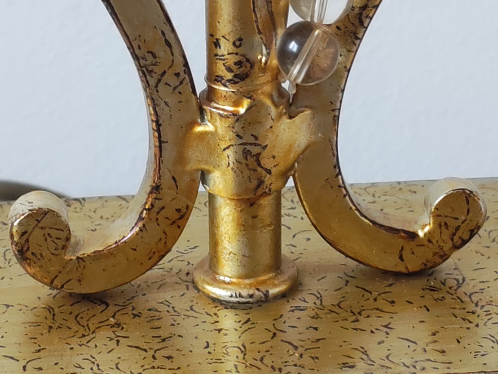 photo vintage Pair Of Large 1990s Hollywood Regency Gilt Metal Table Lamps With Floral Silk Shades