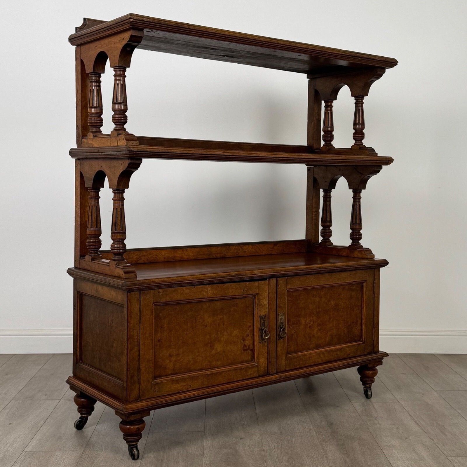 photo furniture Antique 19th Century Victorian Cupboard In Burr Walnut ( Af 5393 )