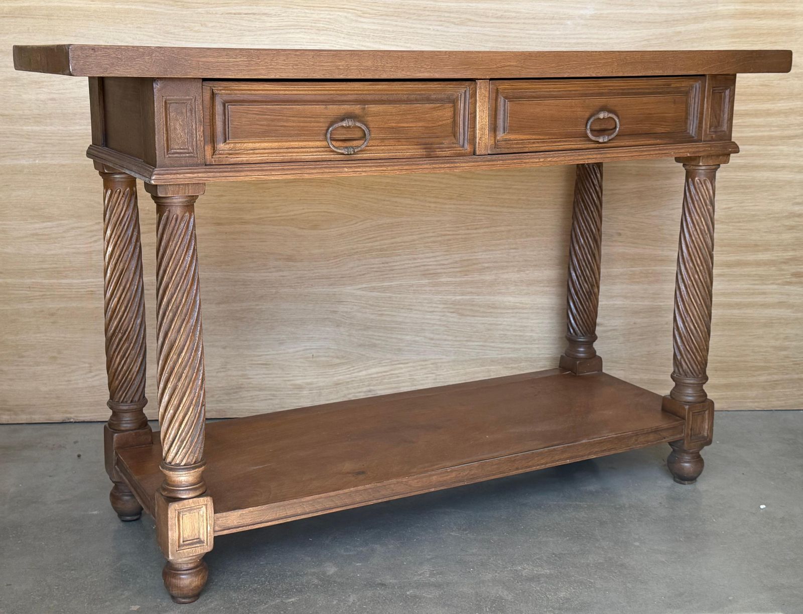 Console espagnole du XXe siècle à deux tiroirs, pieds salomoniques et tablette basse photo vinterior