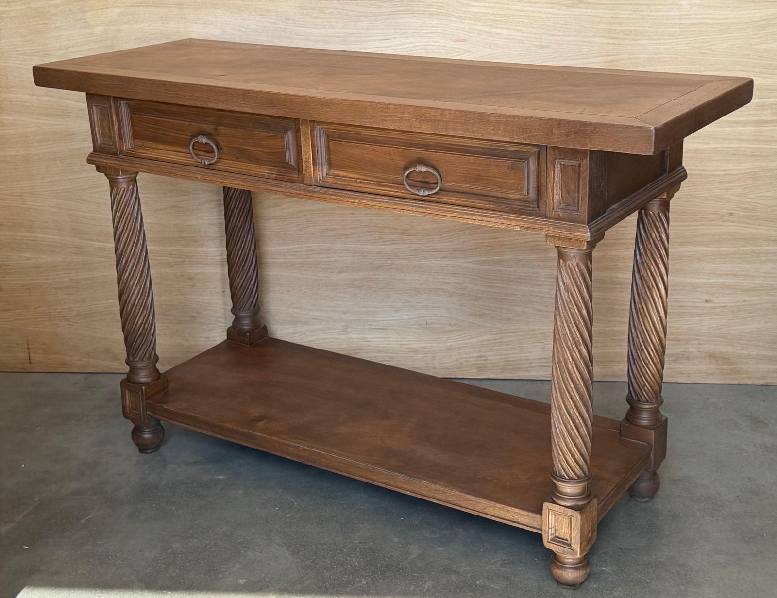 photo furniture Console espagnole du XXe siècle à deux tiroirs, pieds salomoniques et tablette basse
