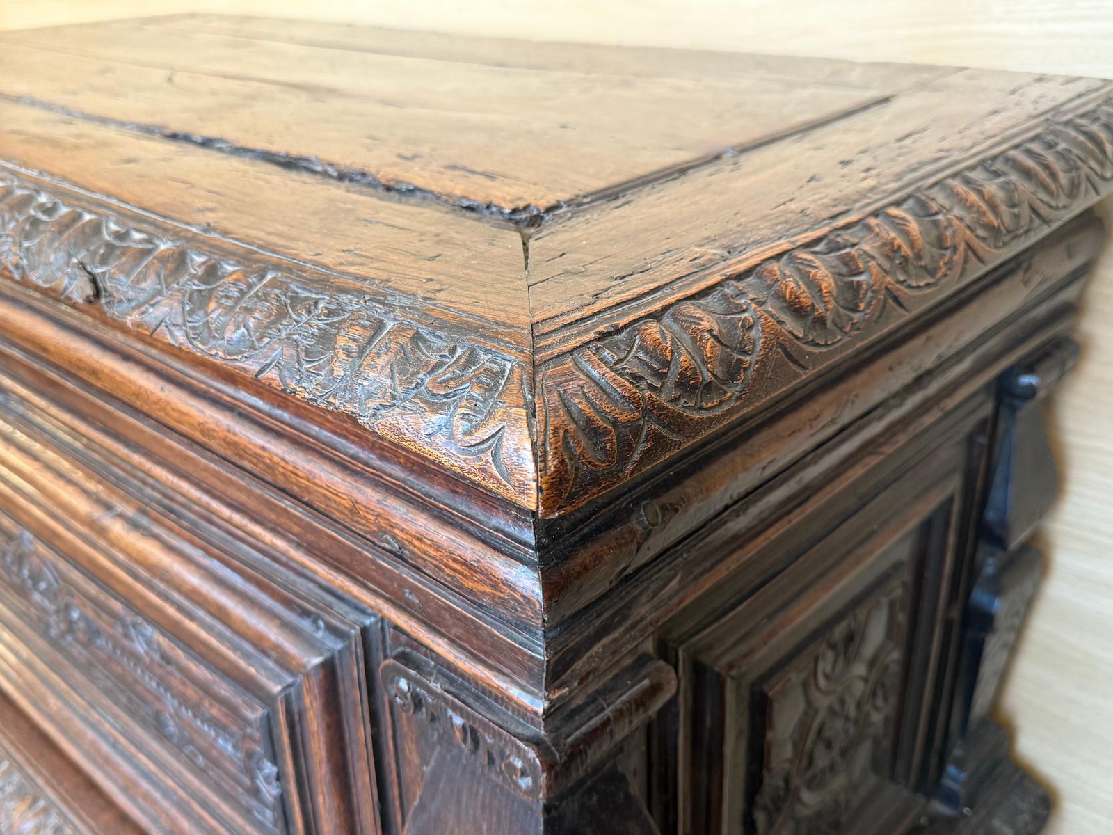 photo furniture Coffre baroque espagnol du XVIIIe siècle, sculpté à la main, pouvant servir de console