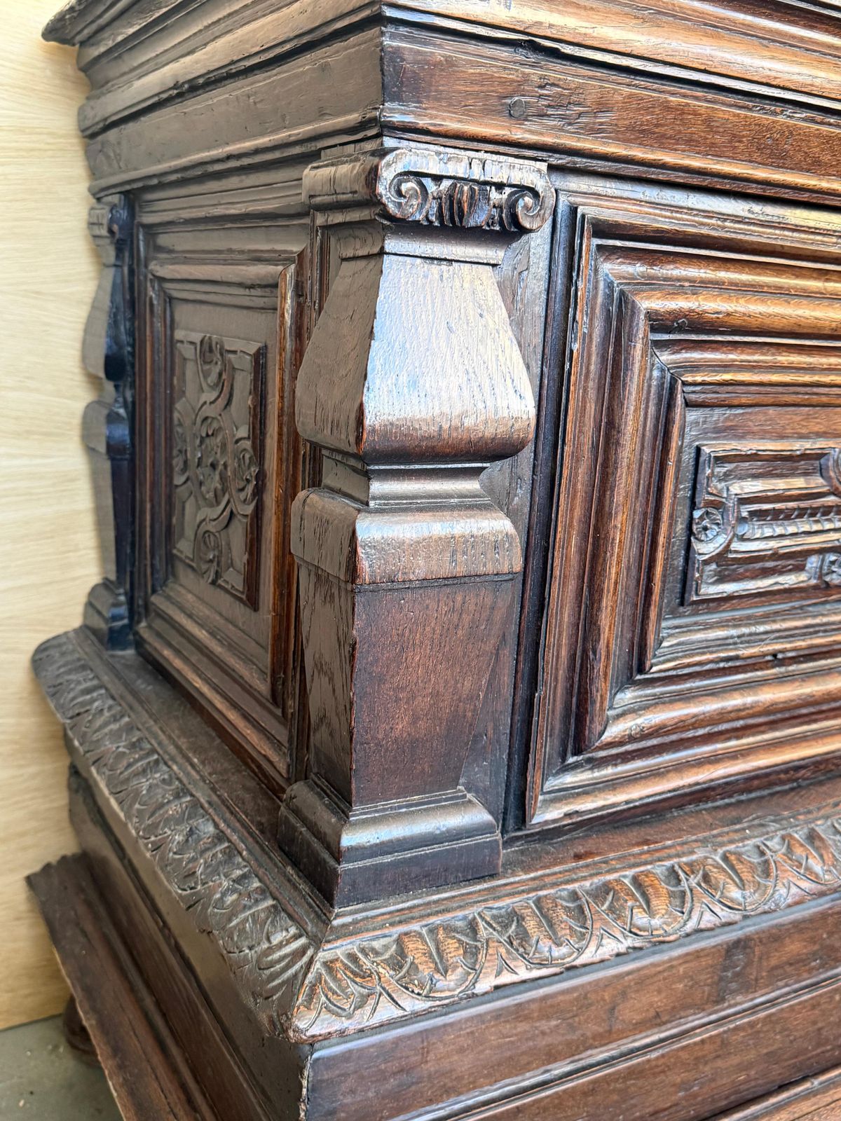 photo for sale Coffre baroque espagnol du XVIIIe siècle, sculpté à la main, pouvant servir de console