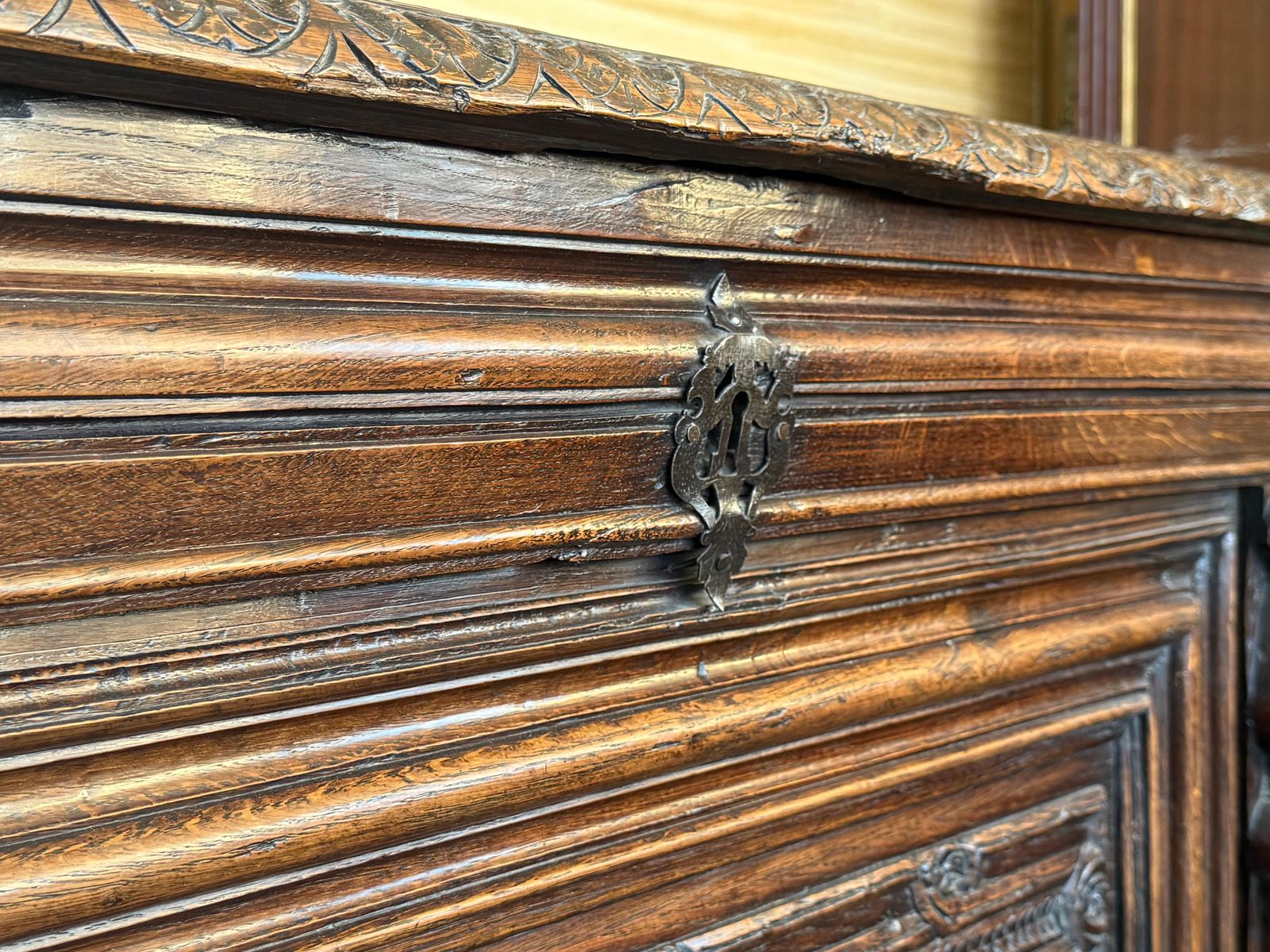 photo vinterior Coffre baroque espagnol du XVIIIe siècle, sculpté à la main, pouvant servir de console