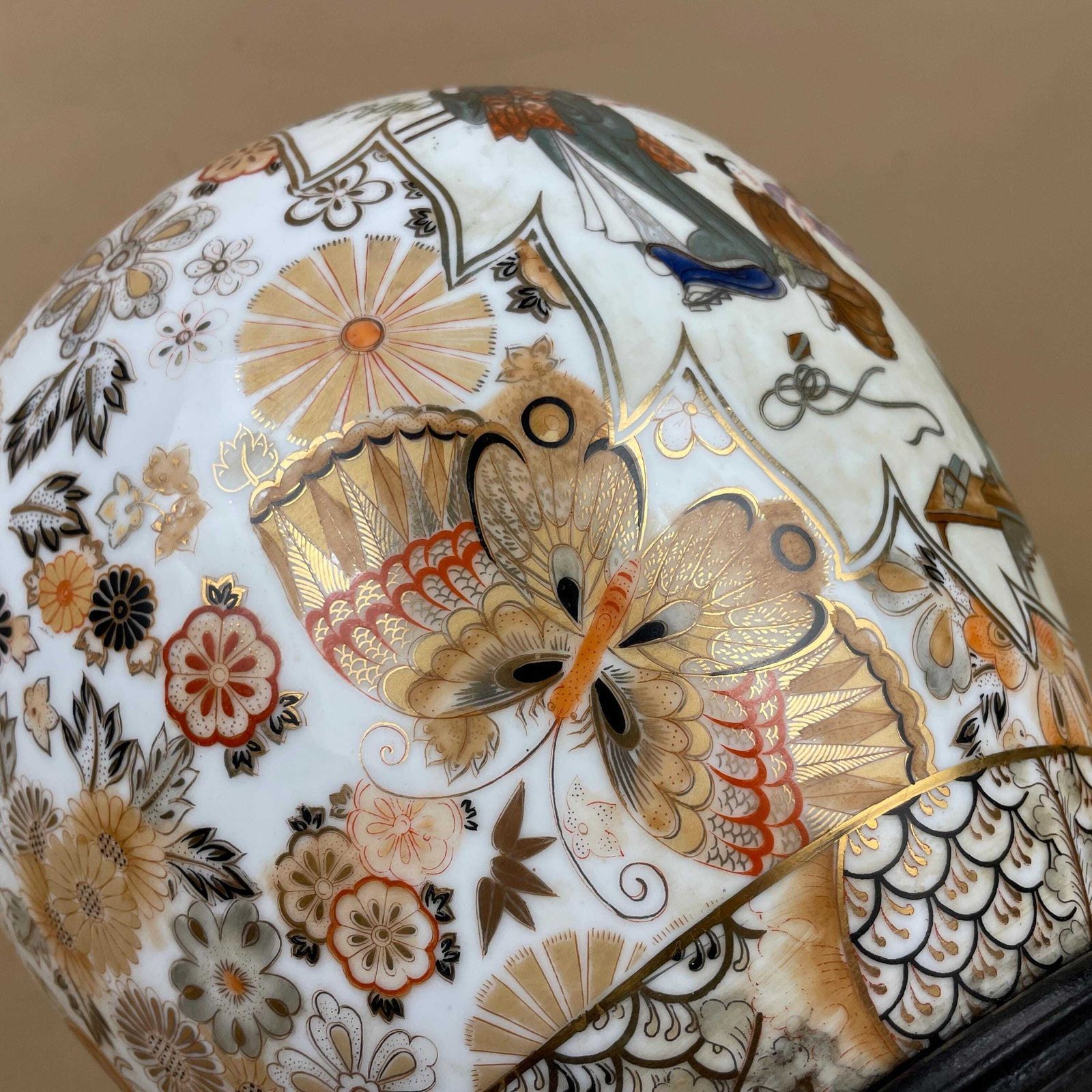 photo vintage Oriental Ceramic Lamp Light Bedside Table Hand Painted Design Pattern Wood Base Japanese Vase Antique Brass Vintage Ginger Jar White Japan