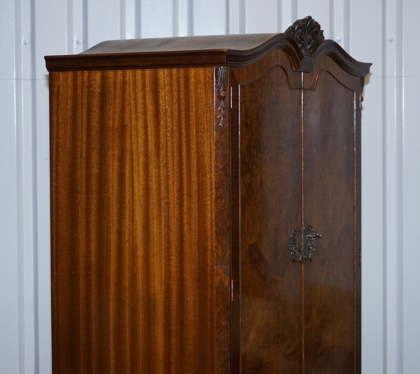 photo vintage Art Deco 1920's Queen Anne English Burr Walnut Two Door Wardrobe