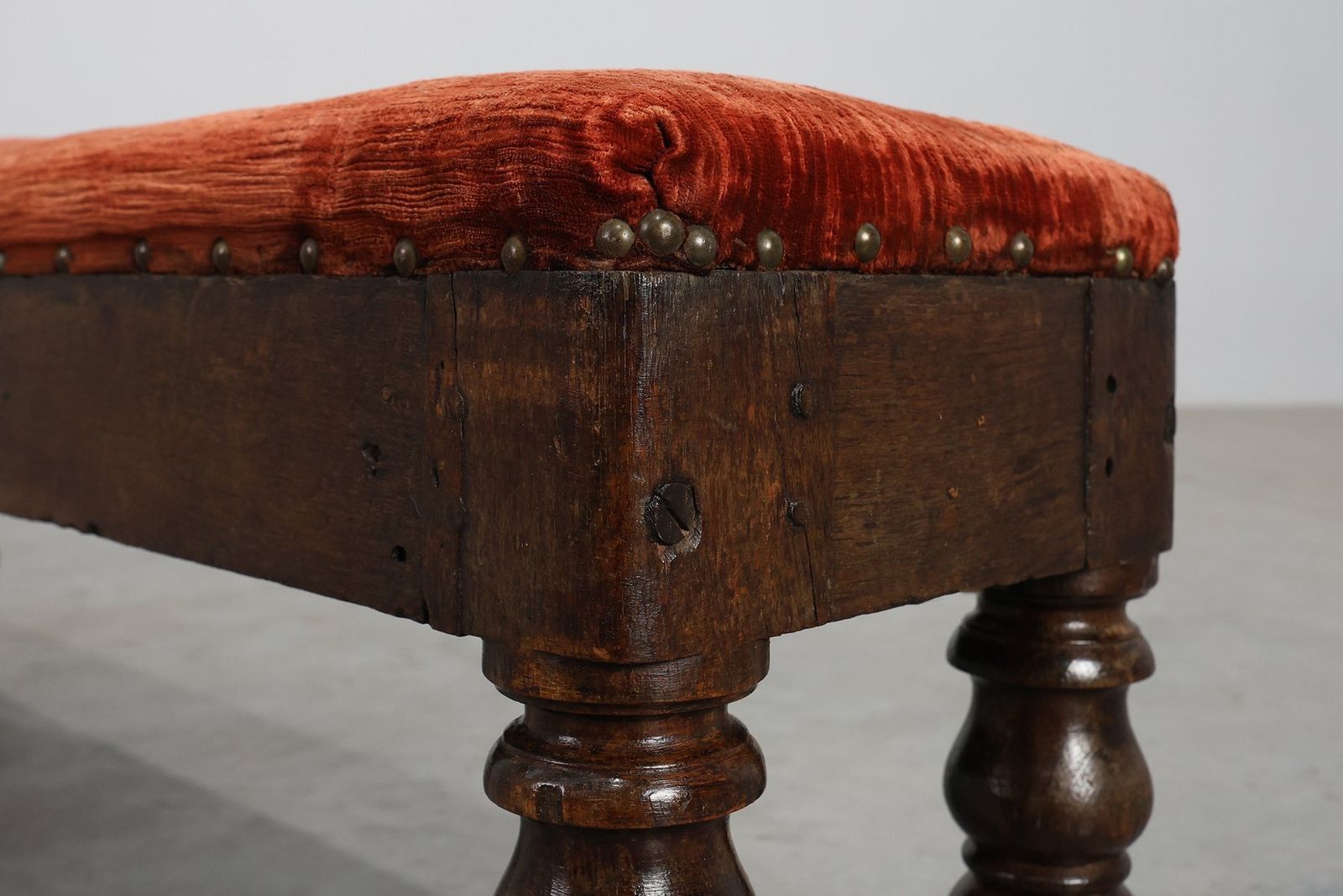 photo furniture Large Antique French Oak Bench With Velvet Upholstery, 1700s