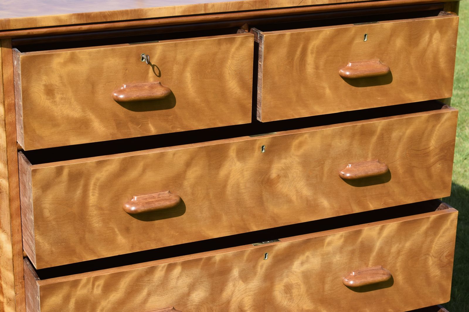 photo vintage Victorian Birch Chest Of Drawers