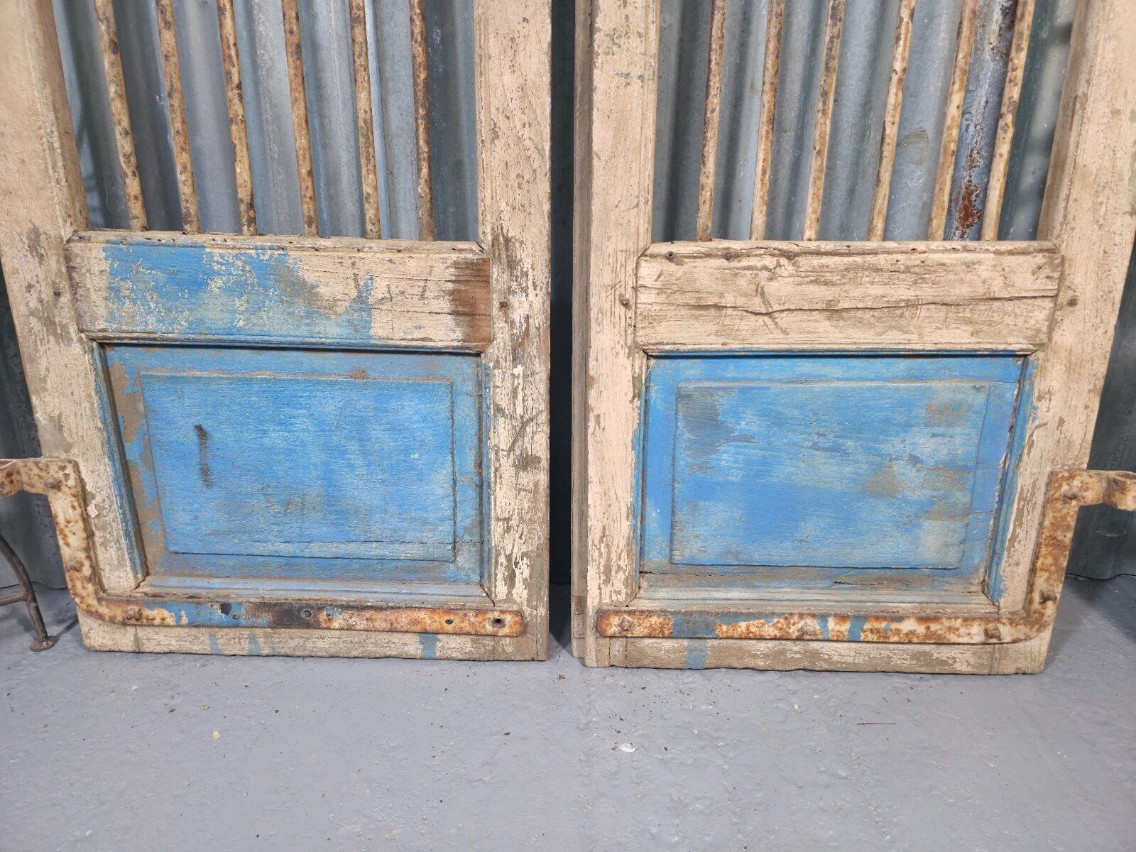 photo furniture Pair Vintage Rustic Indian Wooden Iron Doors Garden Gates Room Divider Screen