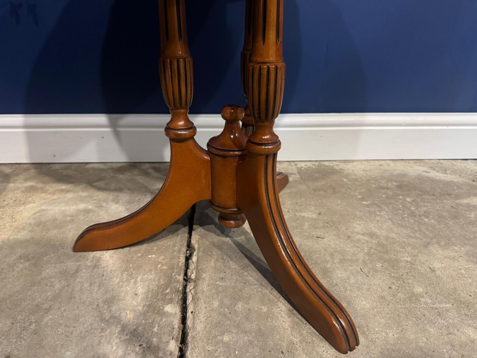 Vintage Walnut Side Table Lamp End Wine Pedestal Occasional Round Classic ( A ). photo vinterior