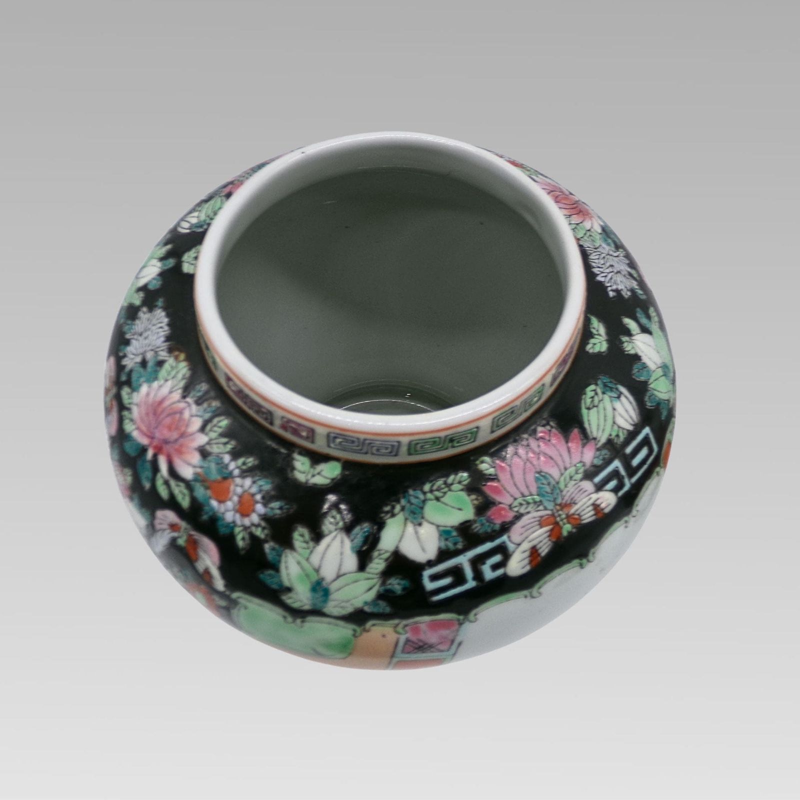 Stunning Chinese Famille Noir Oriental Hand Painted Lidded Ginger Spice Jar Urns photo vinterior