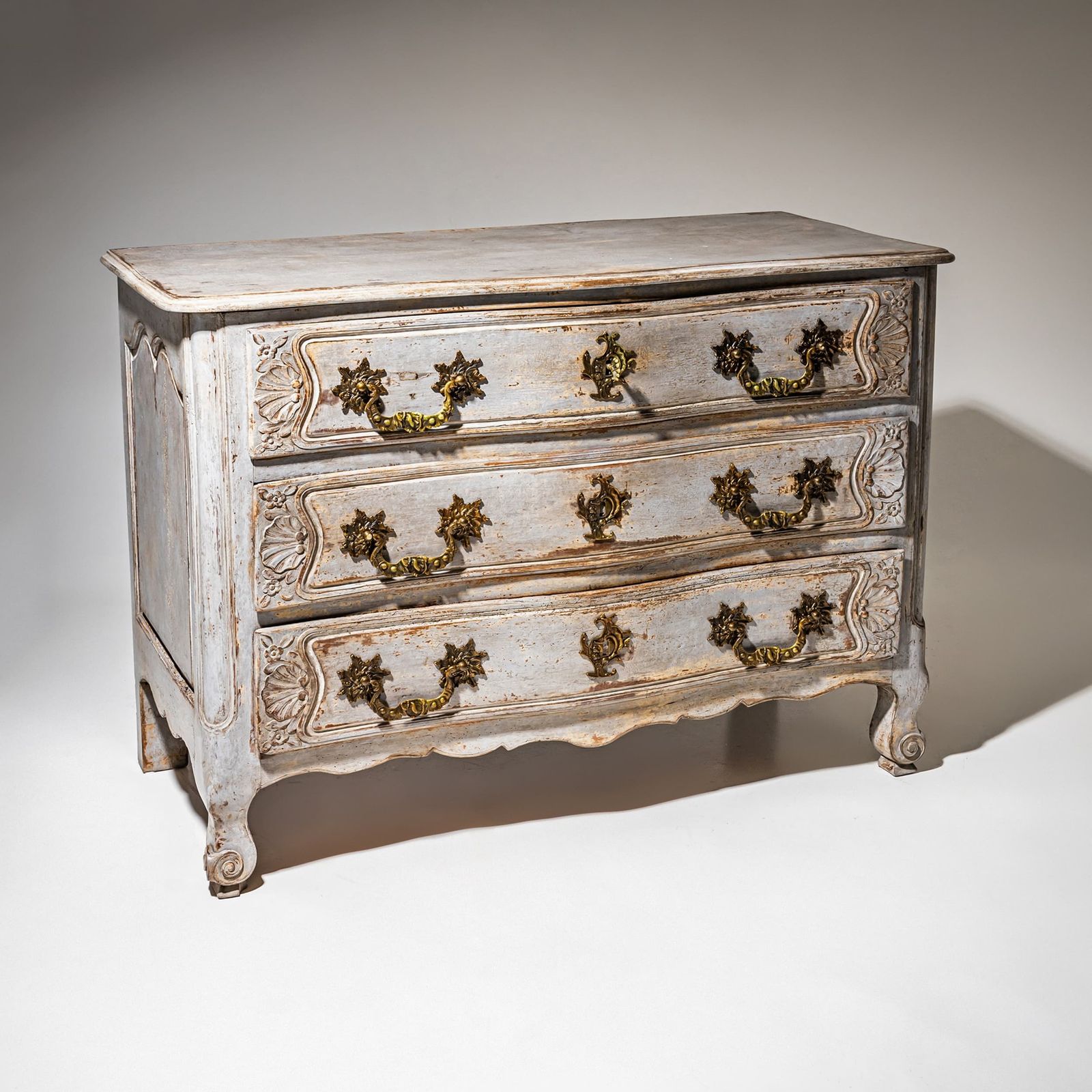 Franse Gelakte Ladekast, Midden 18e Eeuw photo furniture