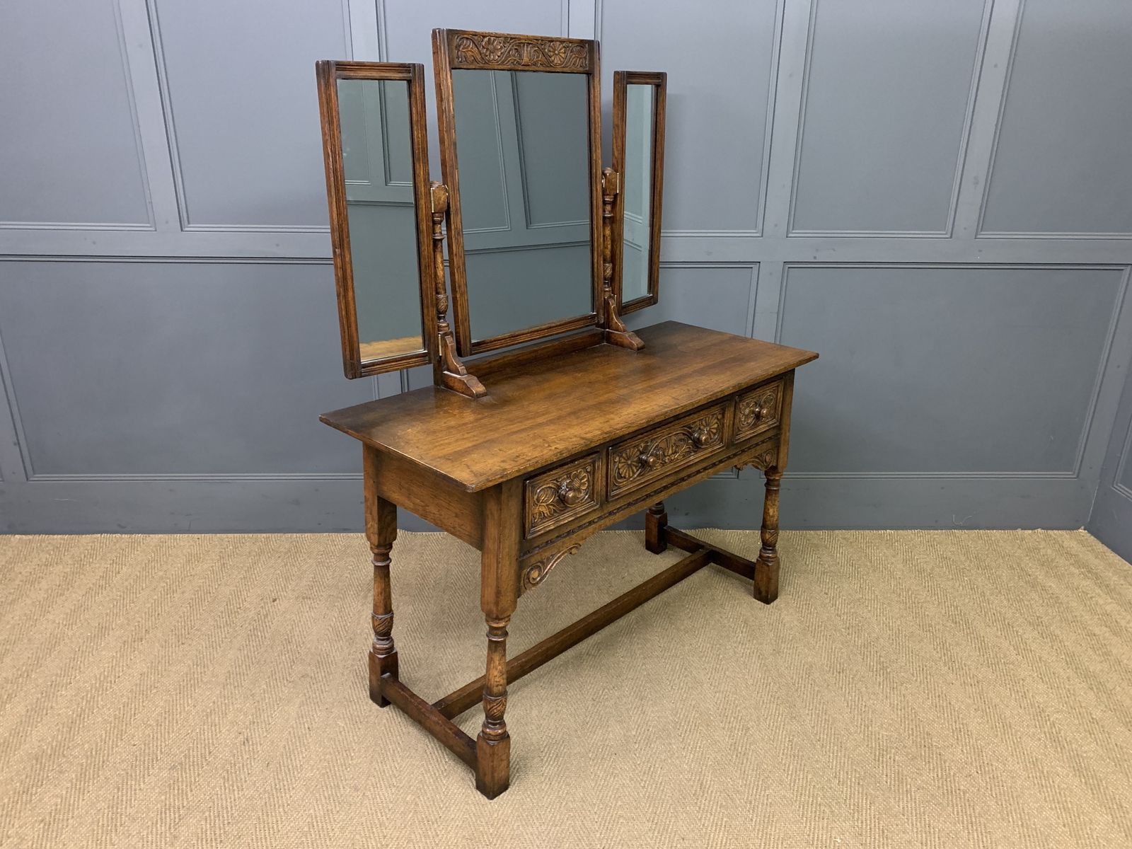 photo furniture Ipswich Oak Dressing Table, 1930s