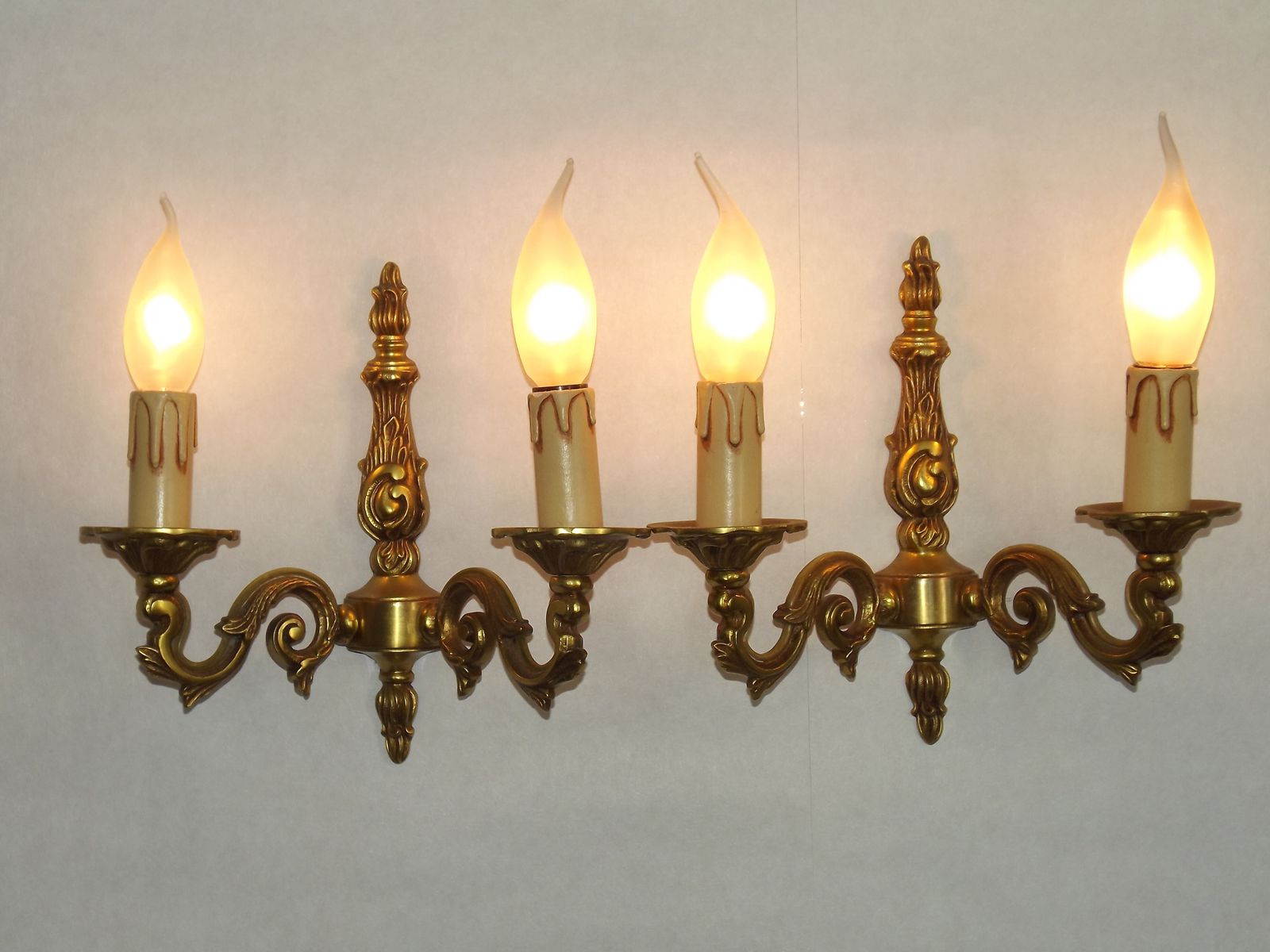 Luminaires Paire d'appliques doubles de style traditionnel français en bronze, mid-century photo