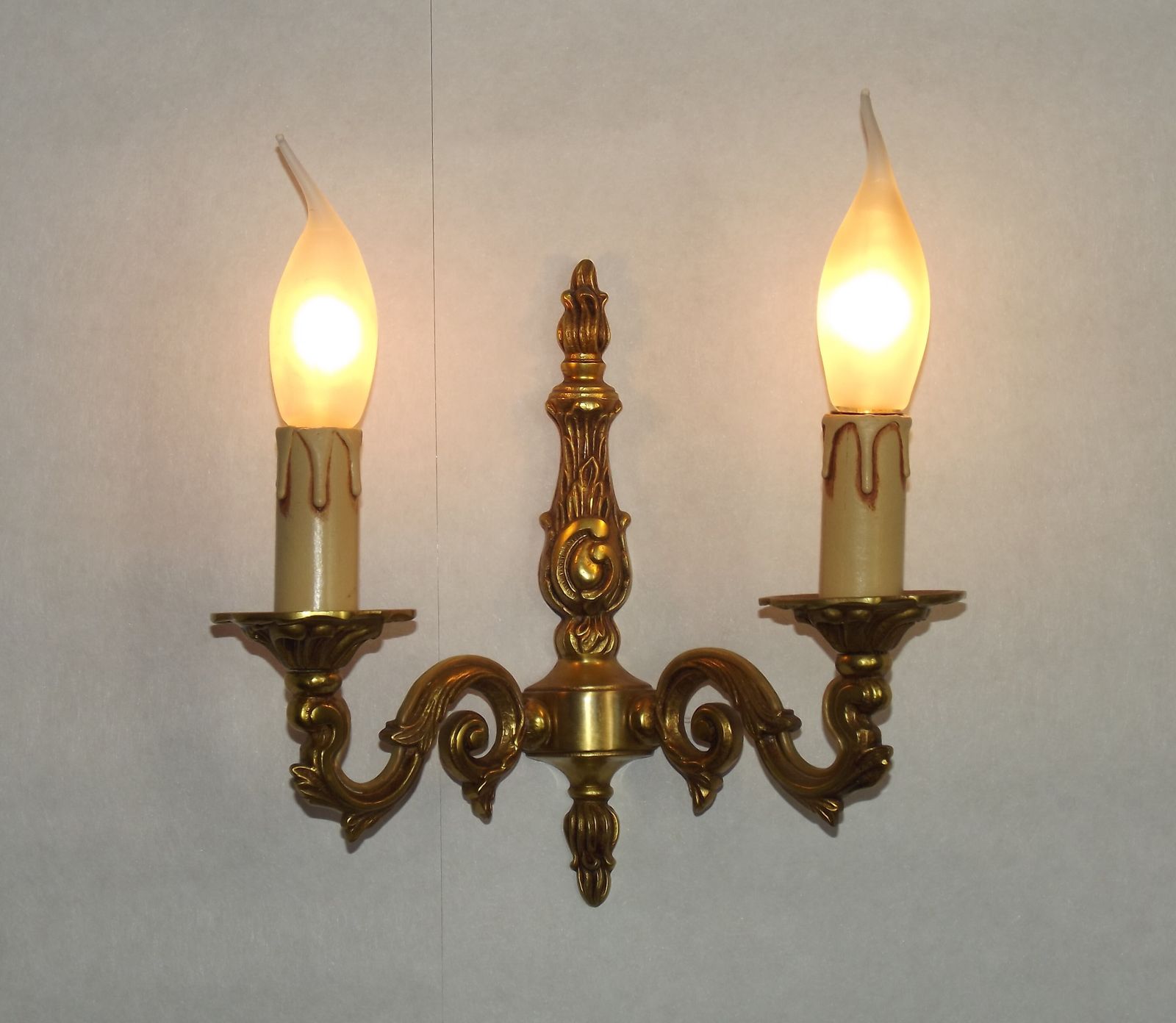 Paire d'appliques doubles de style traditionnel français en bronze, mid-century photo Luminaires
