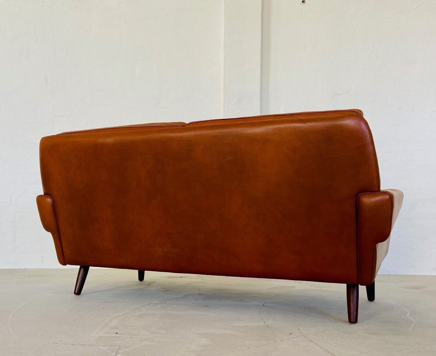 photo vinterior Vintage Danish Retro Svend Skipper 2 Person Sofa In Cognac Leather 1960s