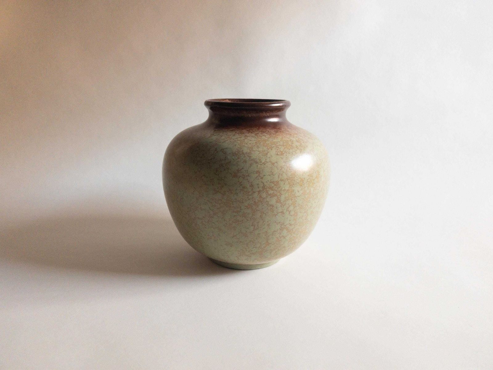Large Carstens Uffrecht Vase   Art Deco 1930s Mint Speckled Classic Vase