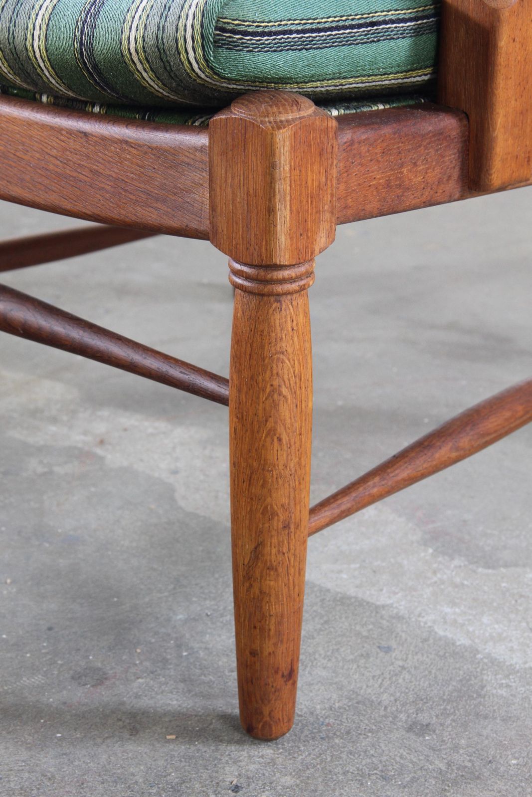 photo vinterior Vintage Danish Mid Century Oak Armchair, Attributed To Henning Kjærnulf 1960s