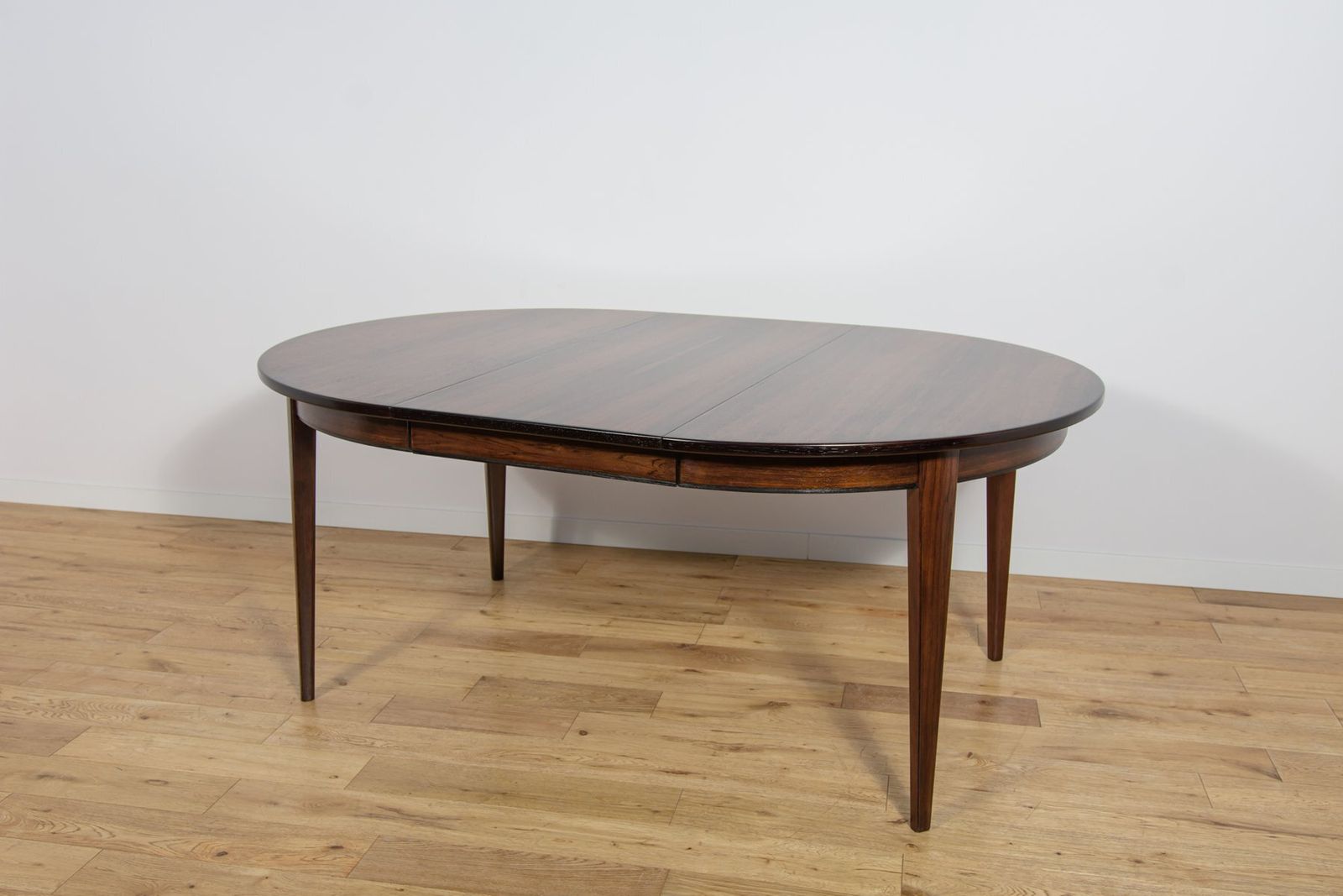 photo furniture Mid Century Modern Round Rosewood Model 55 Dining Table By Gunni Omann For Omann Jun, Denmark, 1960s