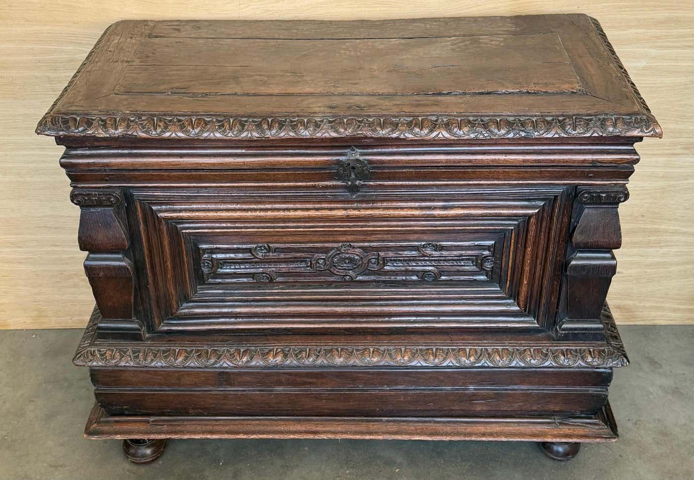 Coffre baroque espagnol du XVIIIe siècle, sculpté à la main, pouvant servir de console photo 4983.0