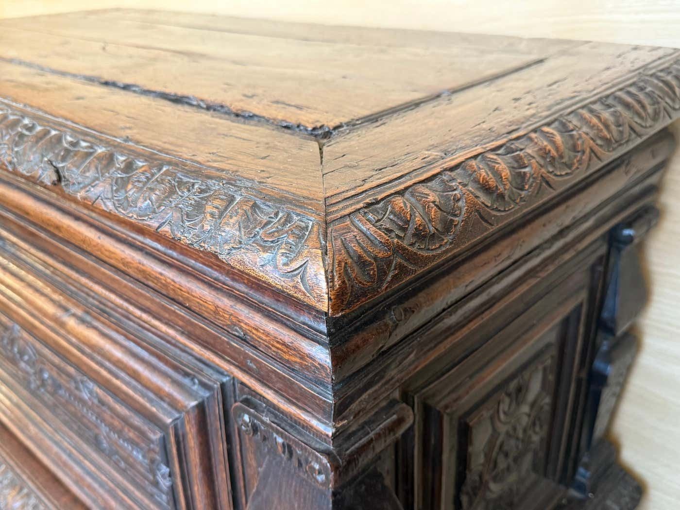 photo furniture Coffre baroque espagnol du XVIIIe siècle, sculpté à la main, pouvant servir de console