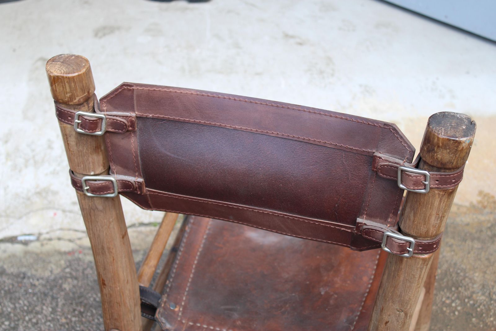 photo vinterior Pair Of Wooden And Leather Chairs Safary Italy 1960