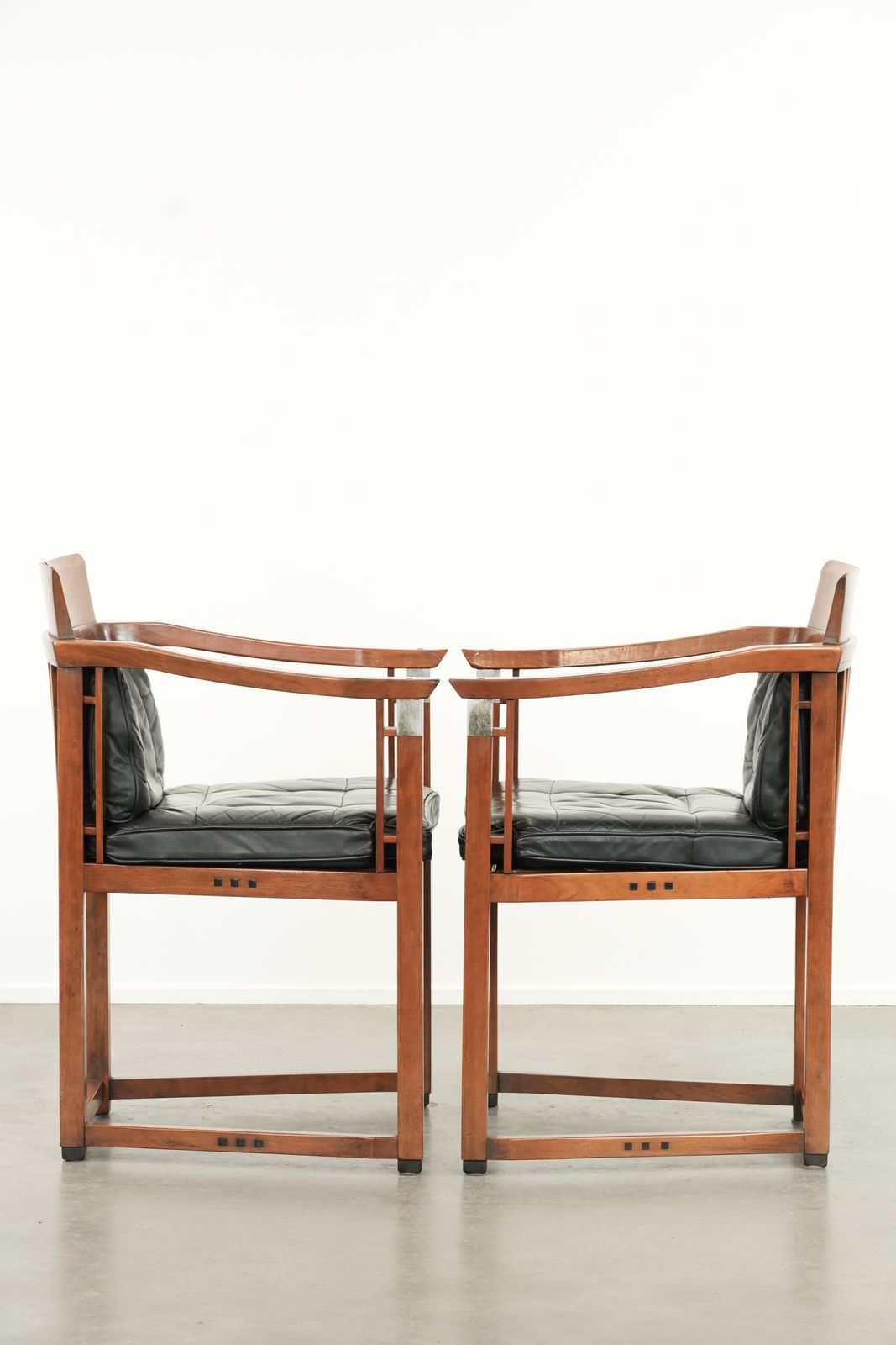 Set Van 2 Art Deco Eetkamerstoelen / Gelegenheidsstoelen Met Armleuningen – Zwart Leer – Schuitema Decoforma Serie photo furniture
