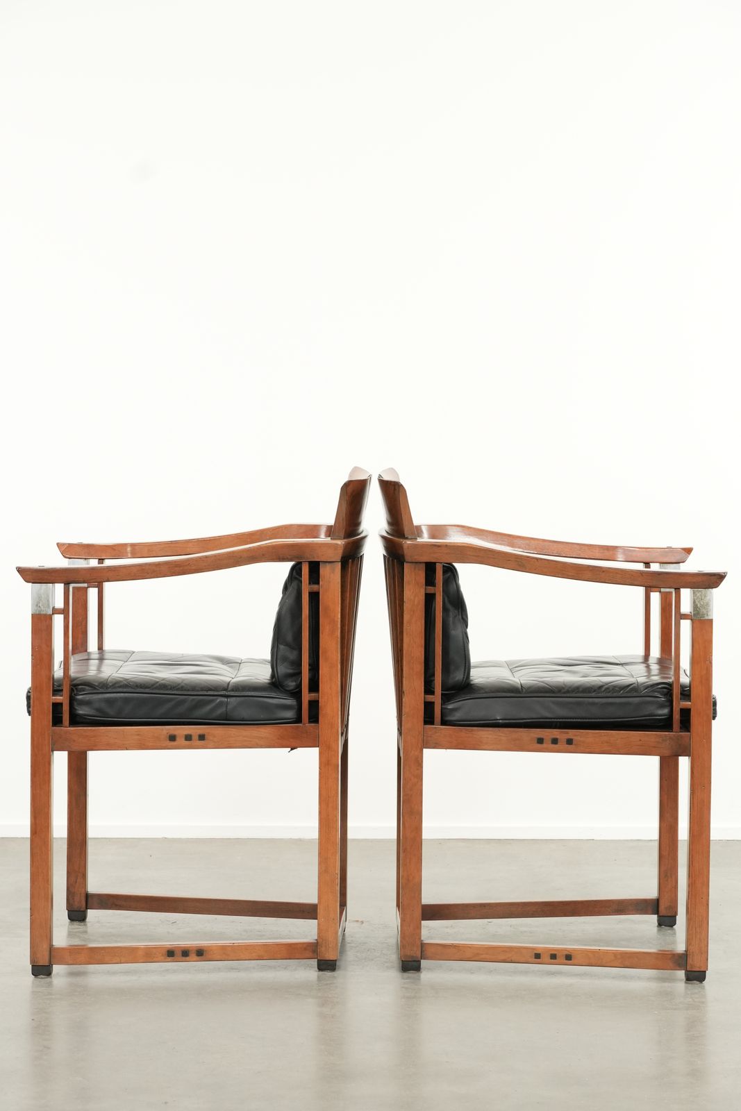 Set Van 2 Art Deco Eetkamerstoelen / Gelegenheidsstoelen Met Armleuningen – Zwart Leer – Schuitema Decoforma Serie photo Meubels