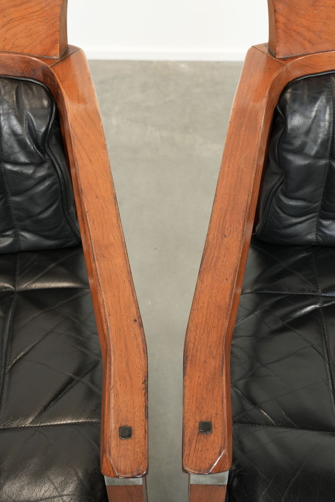 Set Van 2 Art Deco Eetkamerstoelen / Gelegenheidsstoelen Met Armleuningen – Zwart Leer – Schuitema Decoforma Serie photo vintage