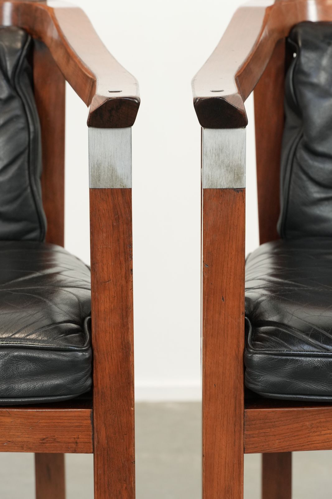 Meubels Set Van 2 Art Deco Eetkamerstoelen / Gelegenheidsstoelen Met Armleuningen – Zwart Leer – Schuitema Decoforma Serie photo