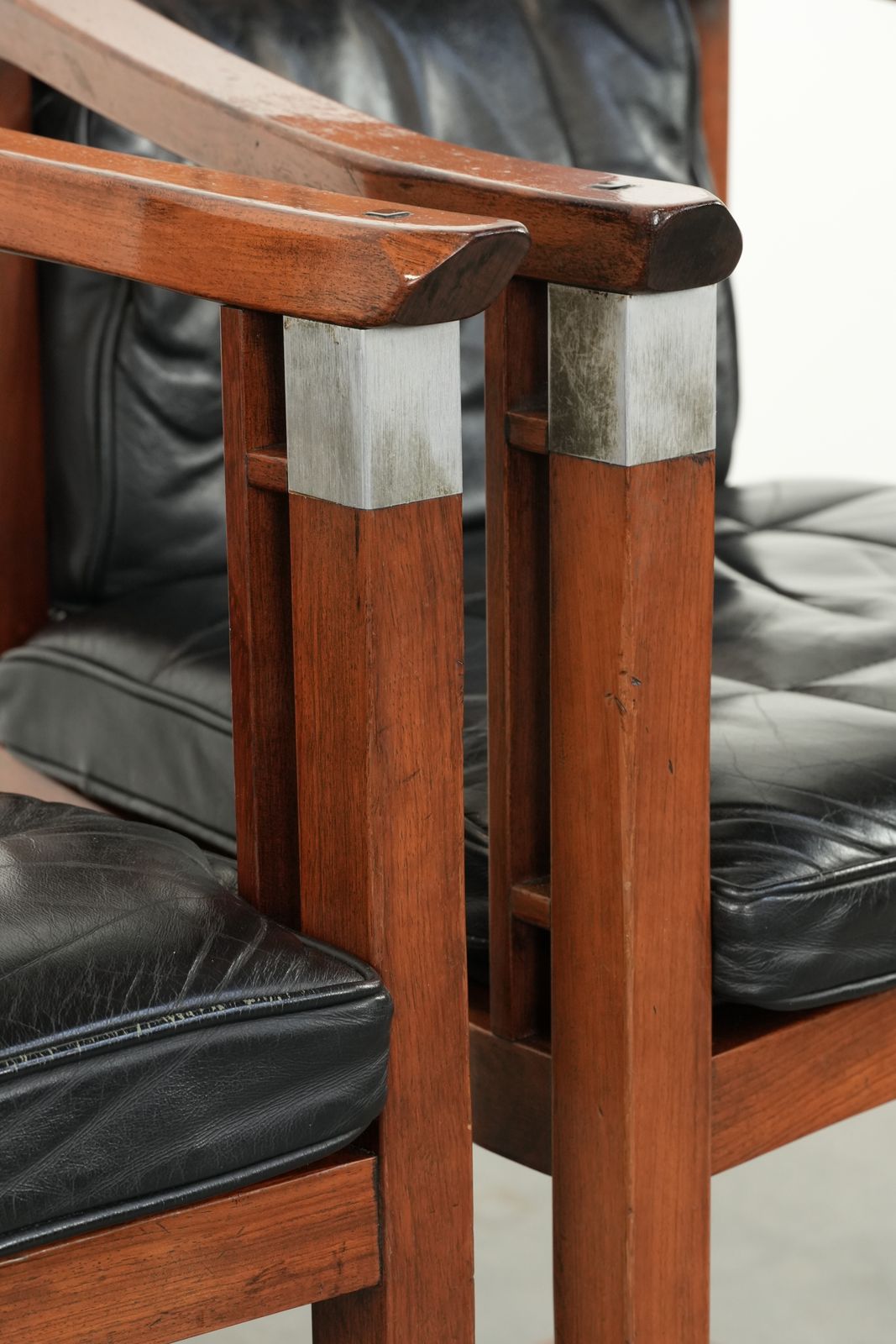 1302.0 Set Van 2 Art Deco Eetkamerstoelen / Gelegenheidsstoelen Met Armleuningen – Zwart Leer – Schuitema Decoforma Serie photo