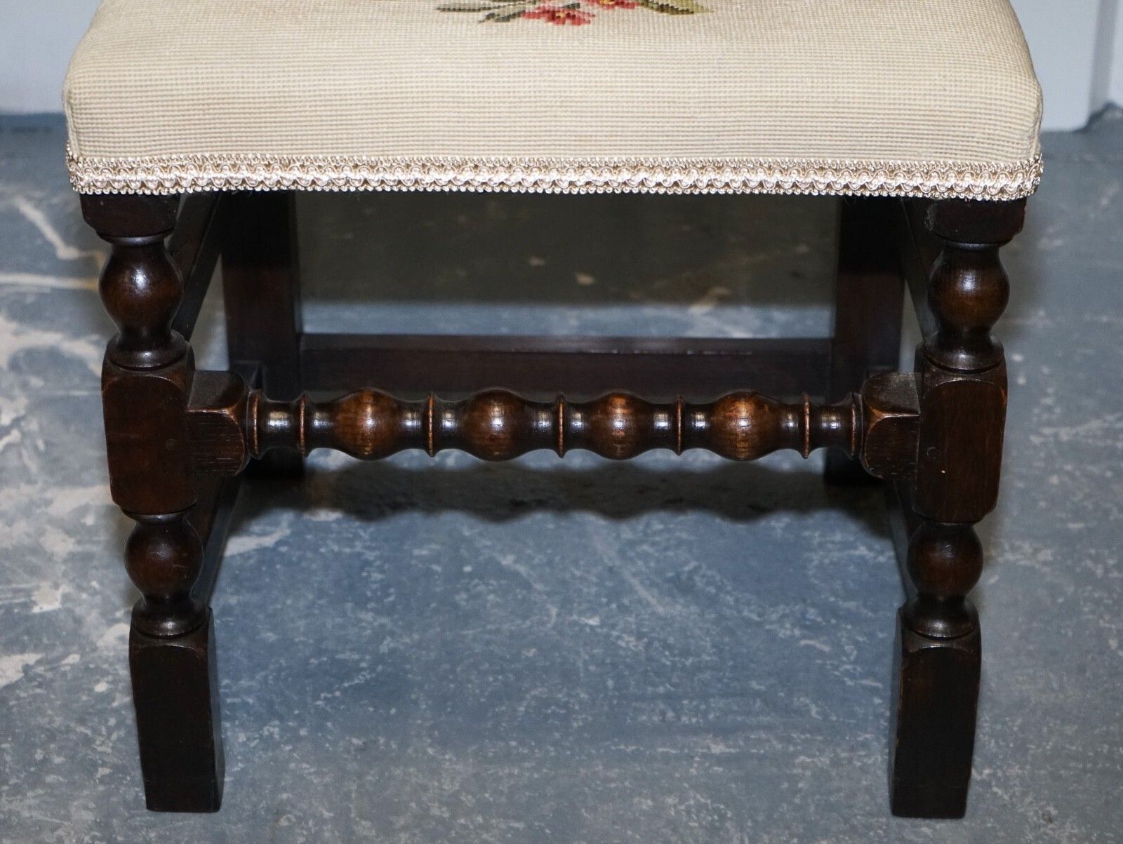 photo vintage English Victorian Set Of Six Original Floral Tapestry Upholstery Dinning Chairs