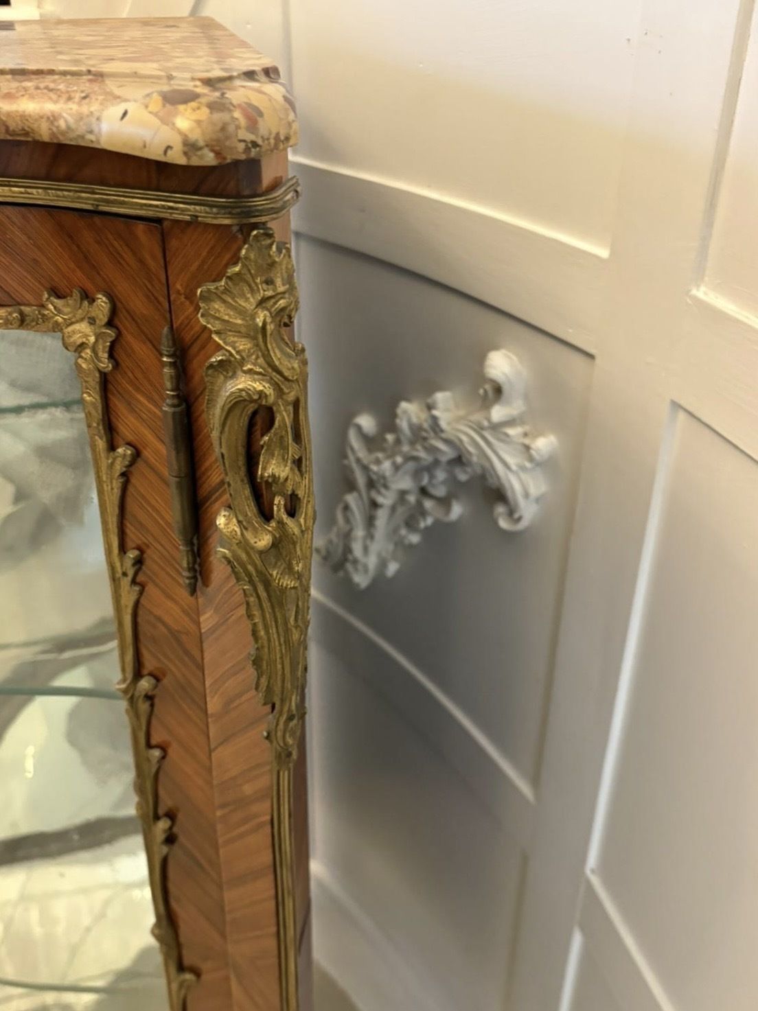 photo furniture Antique Exceptional French Kingwood Serpentine Corner Display Cabinet With Marble Top And Ormolu Mount