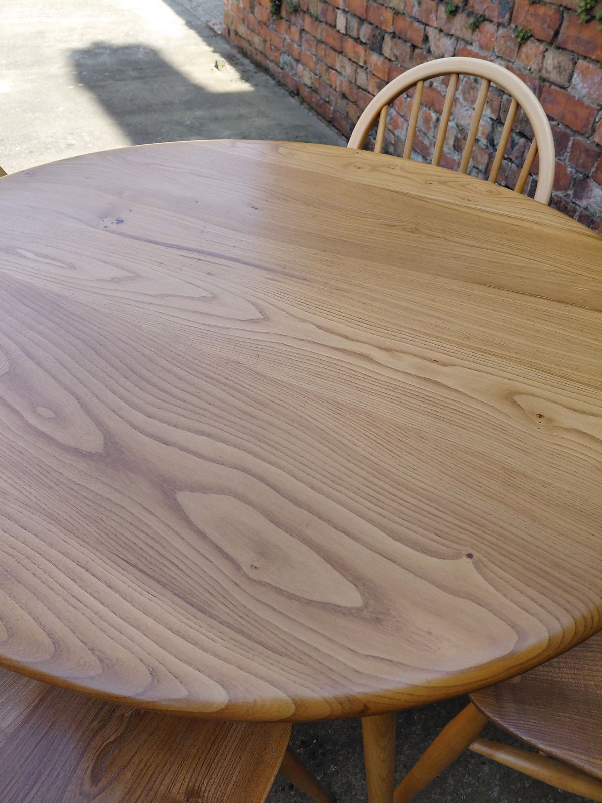 photo furniture Ercol Blonde Oval Breakfast Table   Model Number 396  & Set Of 4 Ercol Chairs Model 370