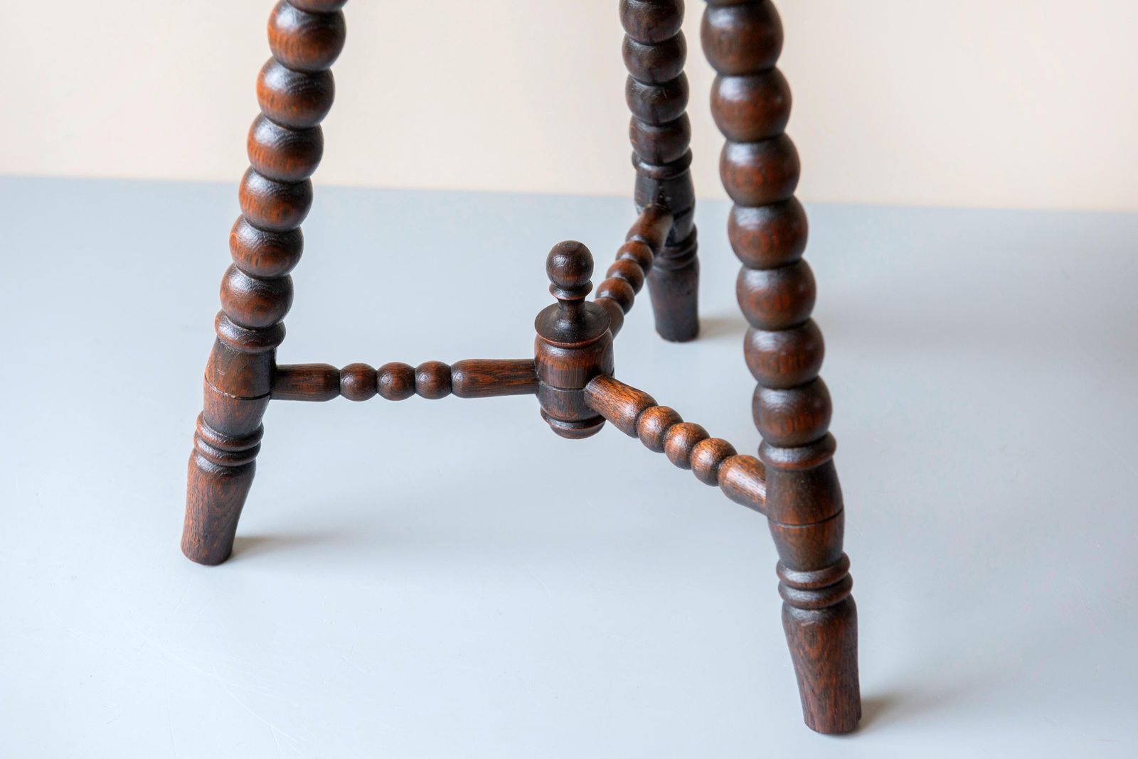 Antieke Eiken Kruk   Klaverbladvormig Zitting   Gedraaide Spilpoten   Folk Art Bijzettafel, 19e Eeuw photo Meubels