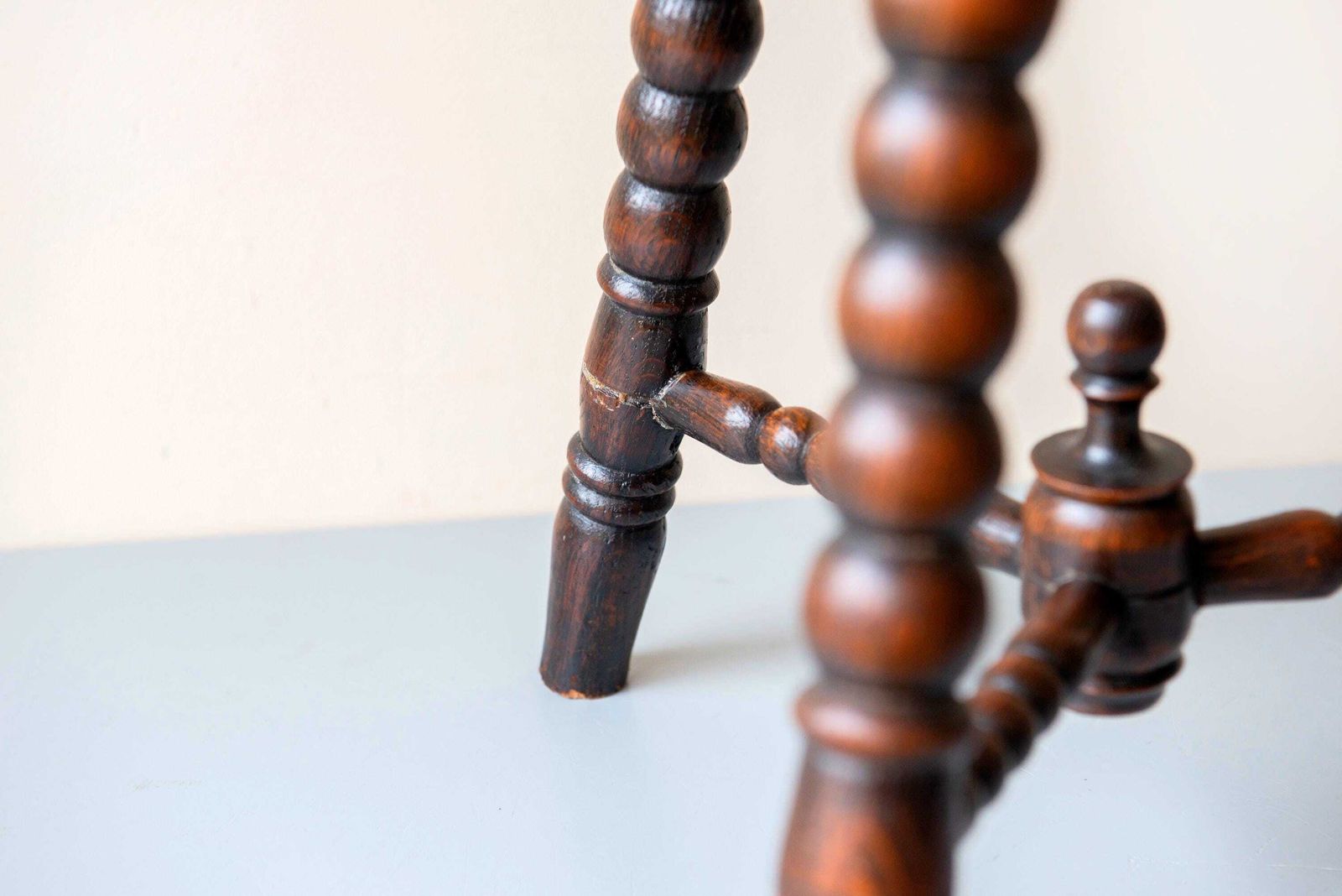Antieke Eiken Kruk   Klaverbladvormig Zitting   Gedraaide Spilpoten   Folk Art Bijzettafel, 19e Eeuw photo buy