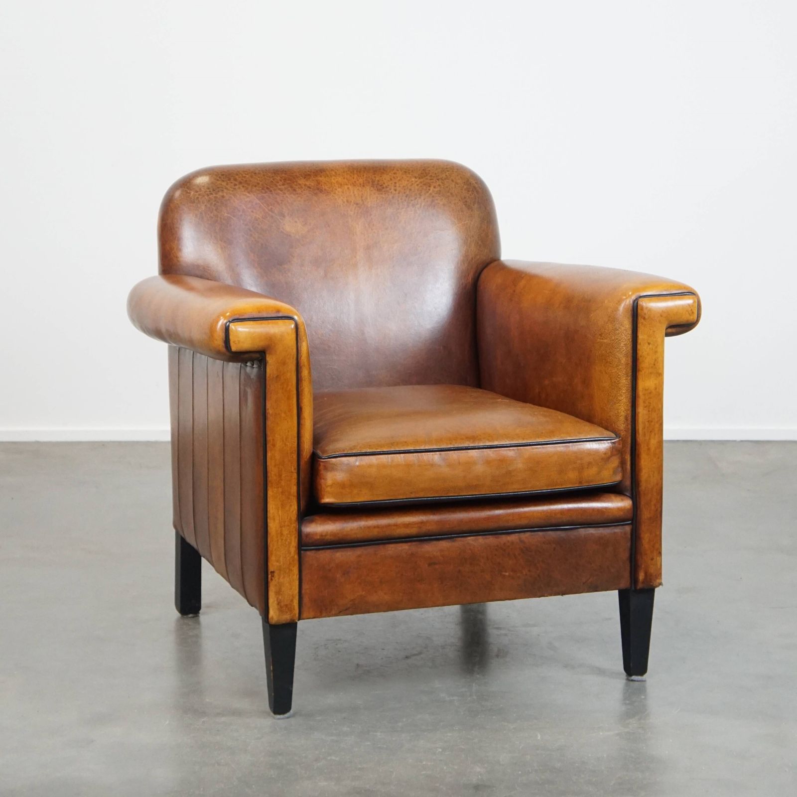 Art Deco Fauteuil In Goede Staat Met Strakke Afwerking En Zwart Bieswerk.