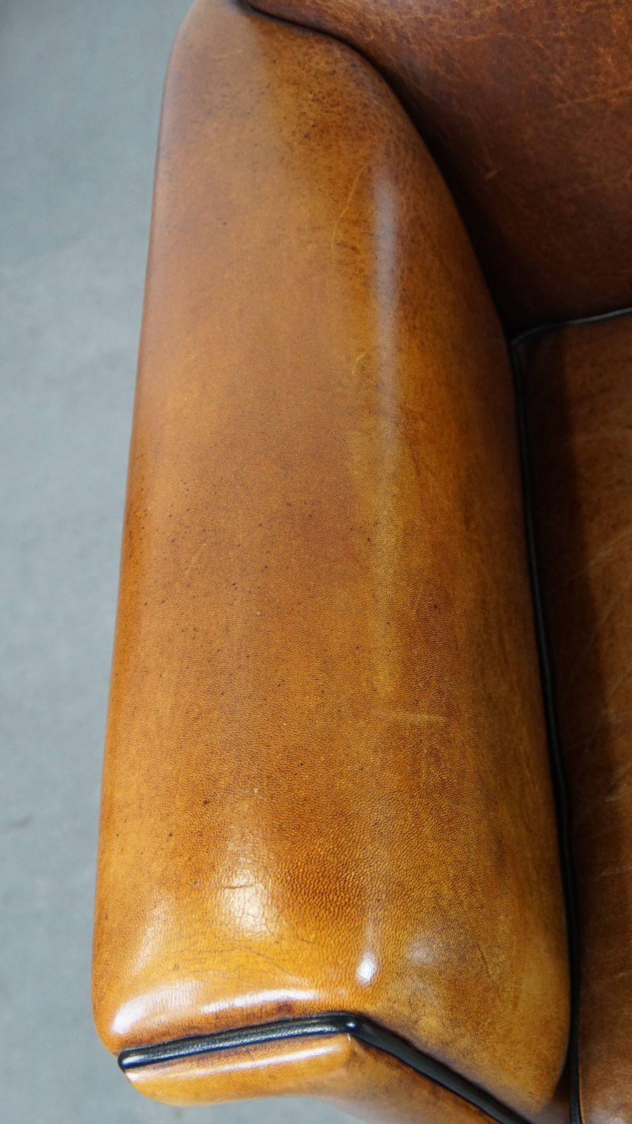 Art Deco Fauteuil In Goede Staat Met Strakke Afwerking En Zwart Bieswerk. photo Meubels